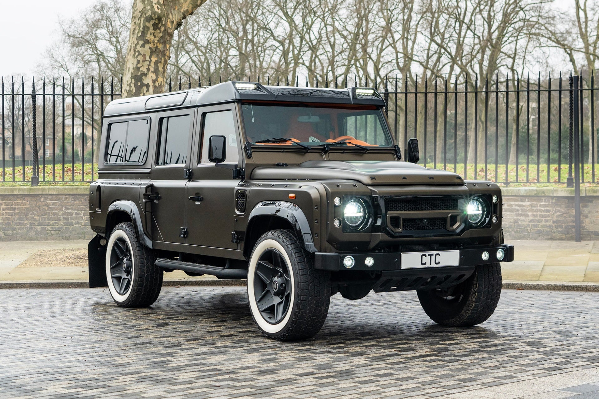 Land Rover Defender 100