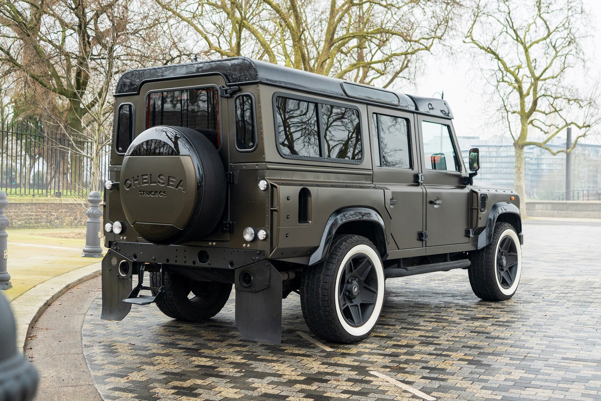 Land Rover Defender 100