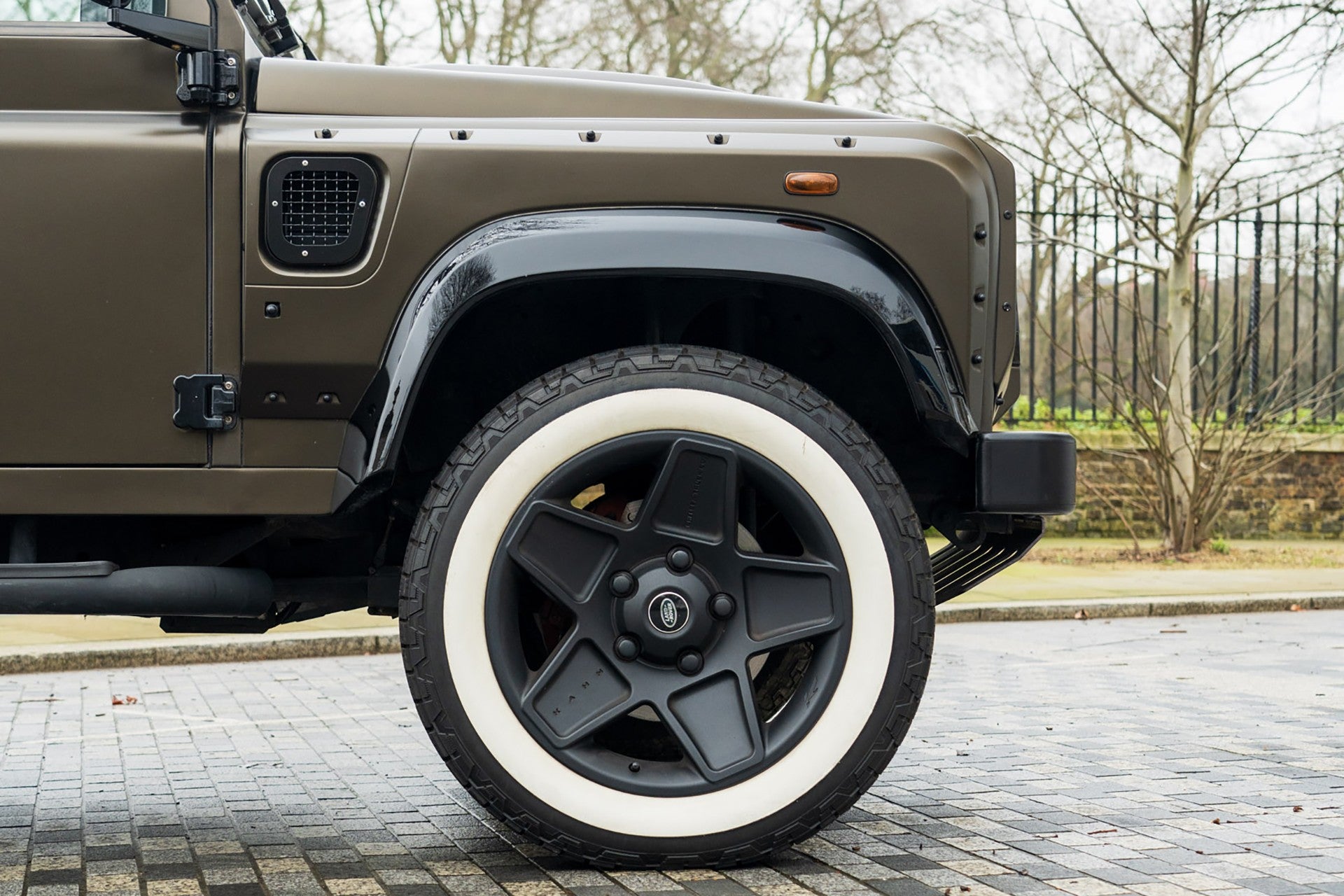 Land Rover Defender 100