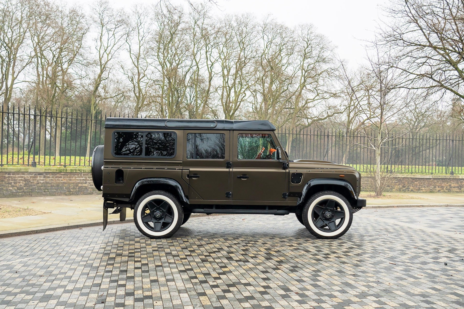 Land Rover Defender 100