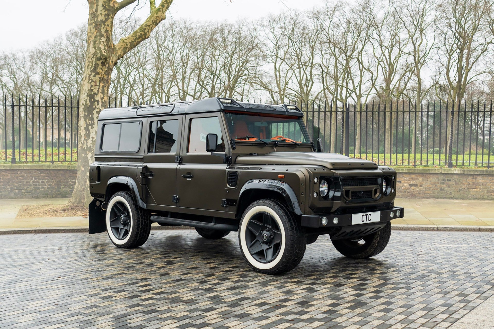 Land Rover Defender 100