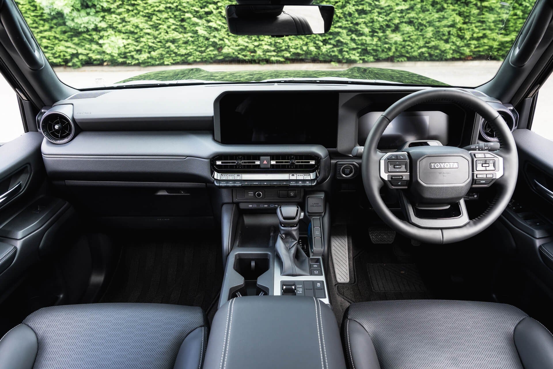 Toyota Land Cruiser 250 VX 2.7 Automatic Gallery Image