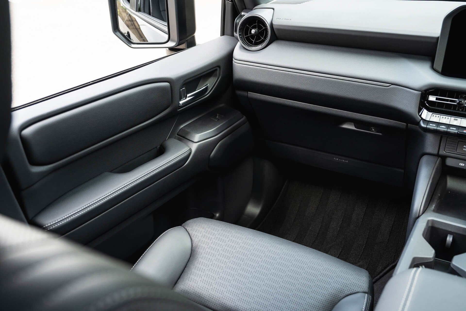 Toyota Land Cruiser 250 VX 2.7 Automatic Gallery Image