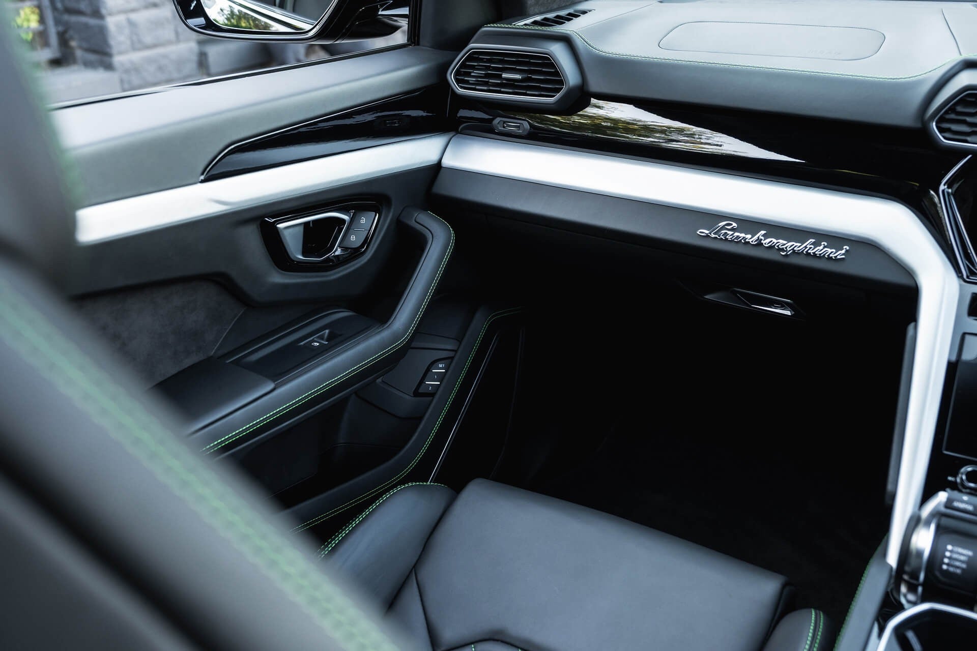 Lamborghini Urus V8 Gallery Image