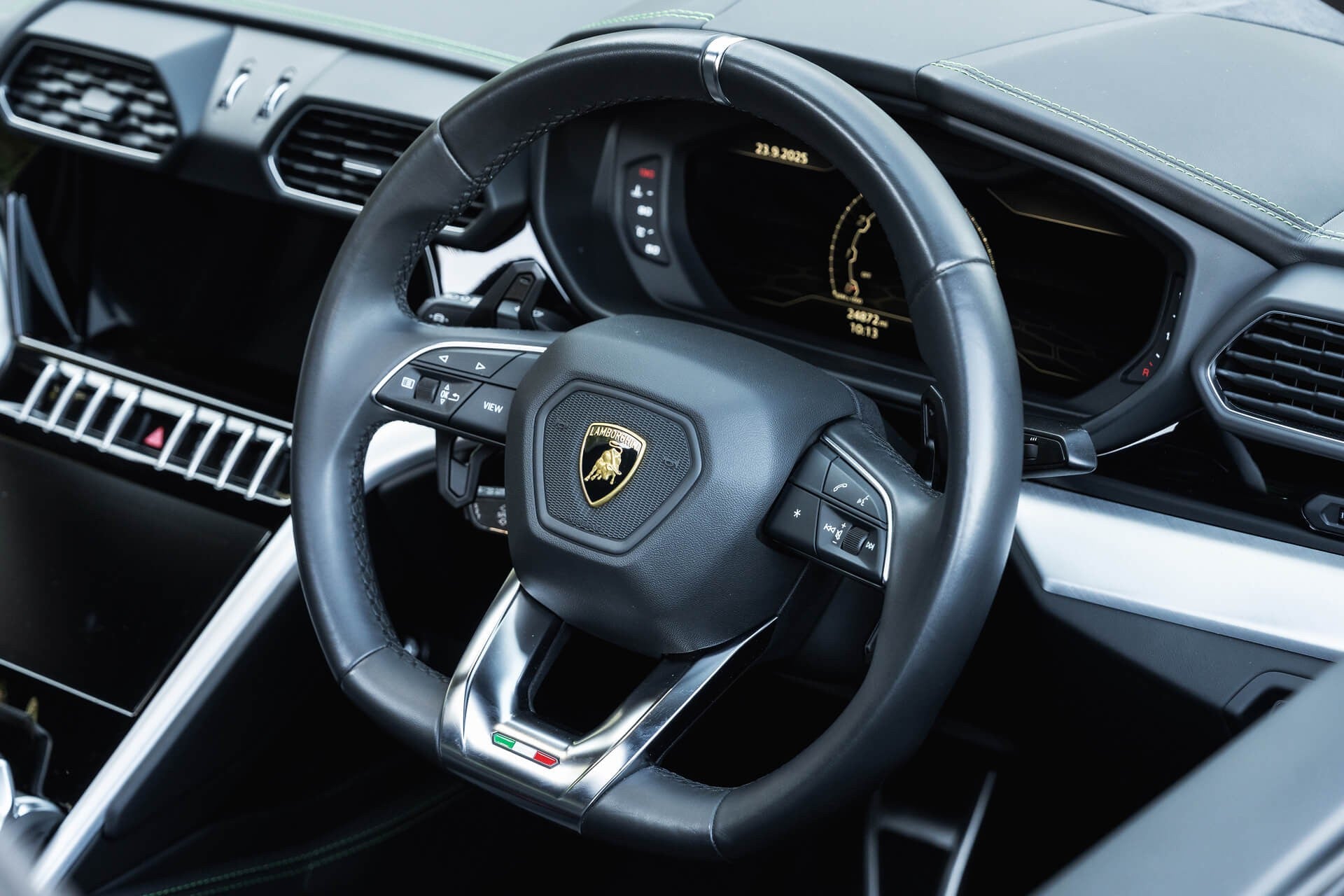 Lamborghini Urus V8 Gallery Image