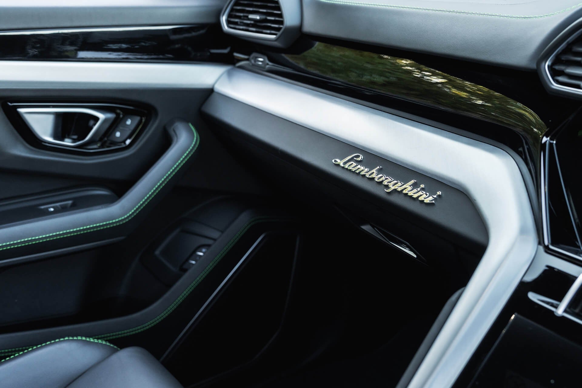 Lamborghini Urus V8 Gallery Image