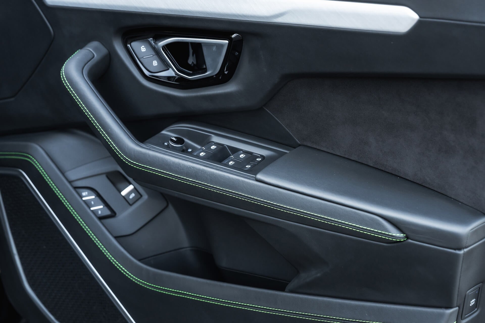 Lamborghini Urus V8 Gallery Image