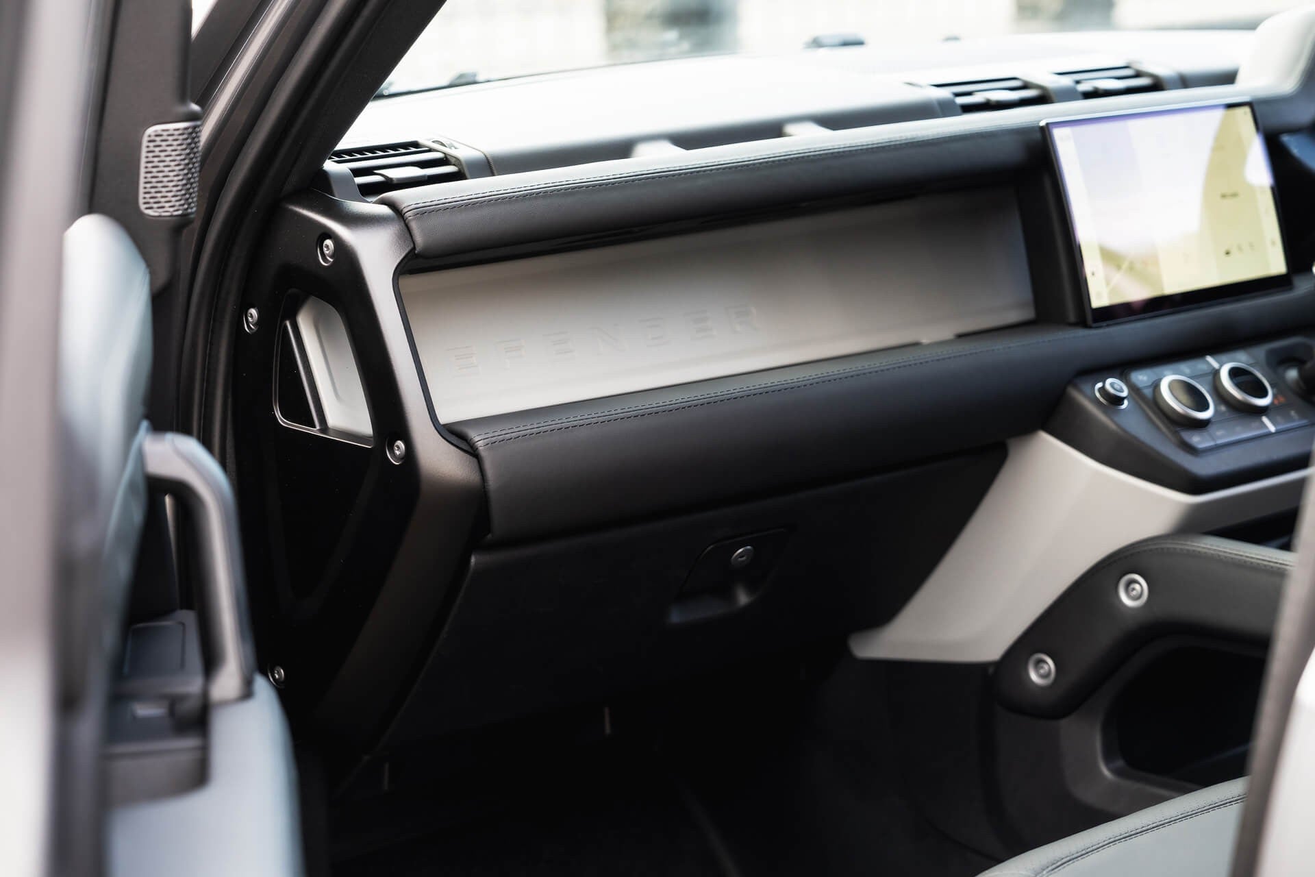 Land Rover Defender 110 7 Seat Gallery Image