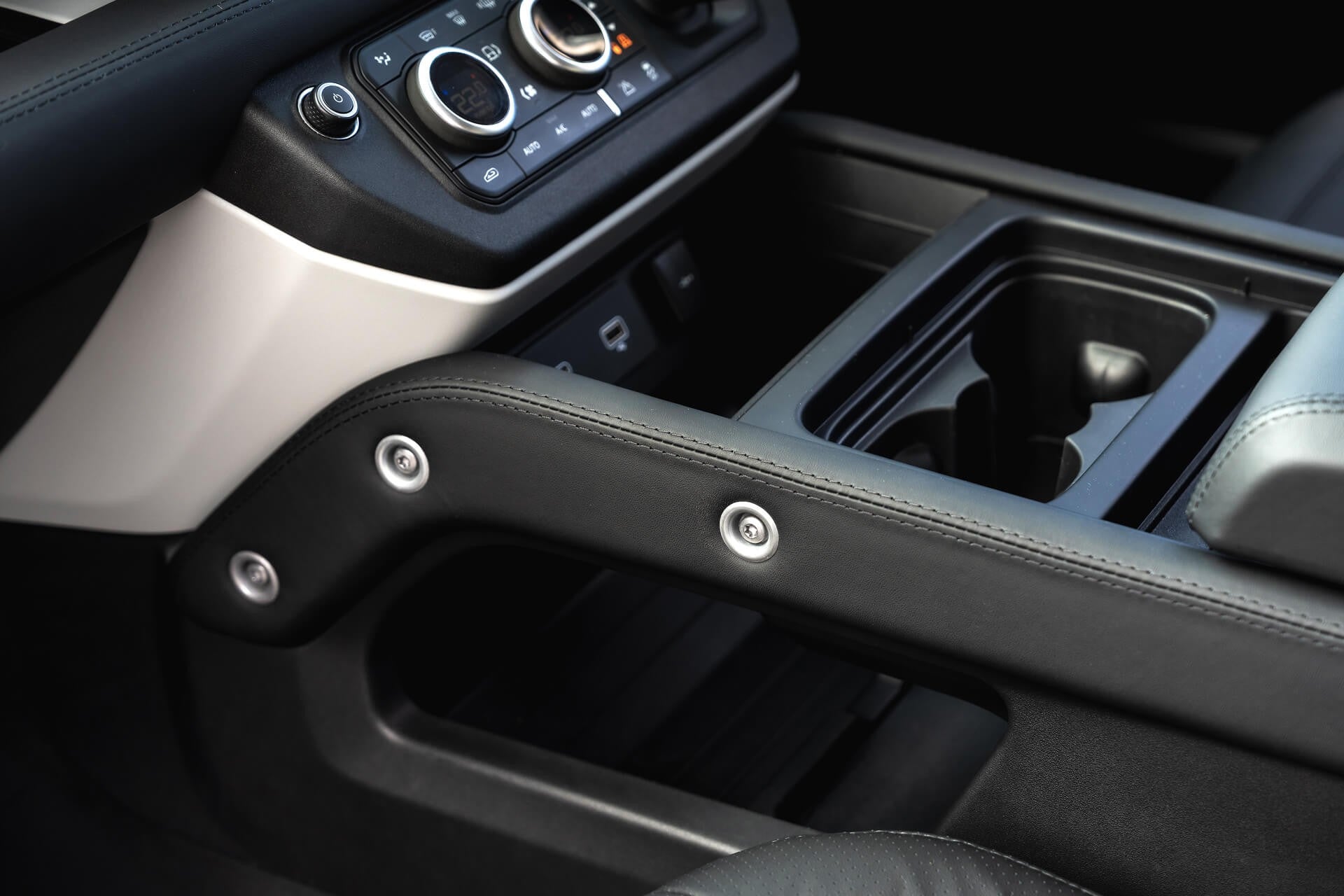 Land Rover Defender 110 7 Seat Gallery Image