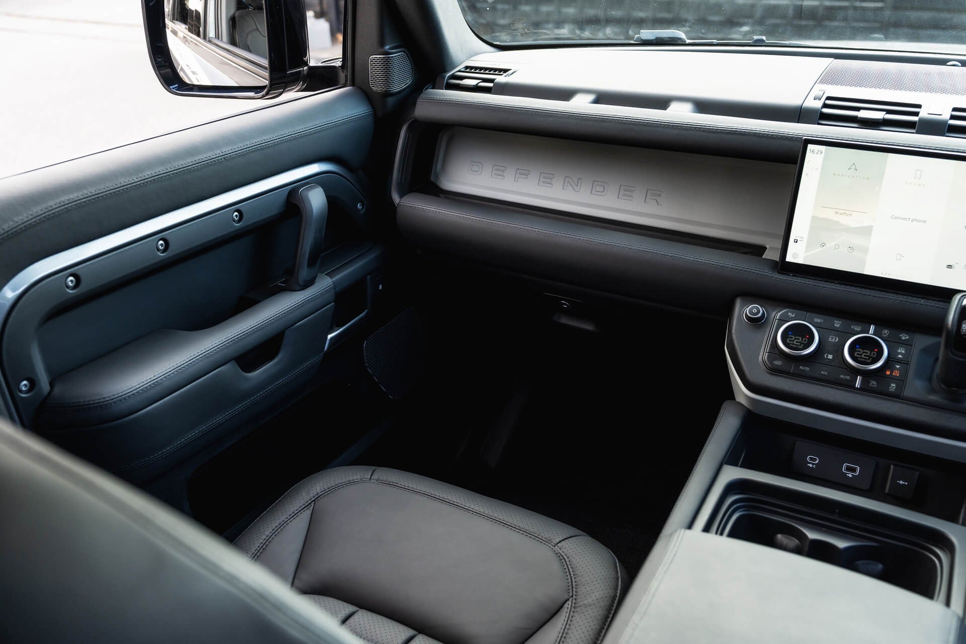 Land Rover Defender 110 7 Seat Gallery Image