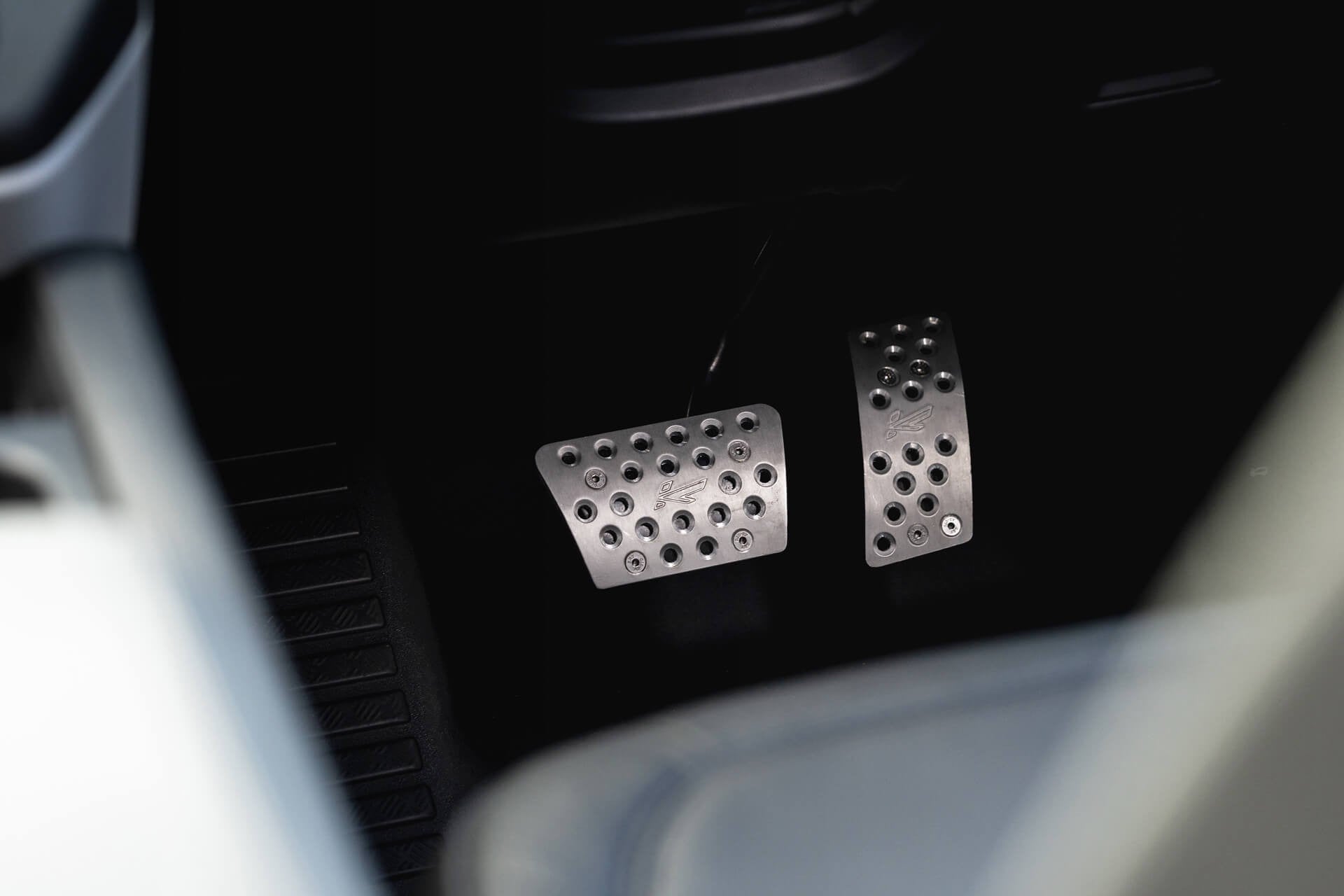 Land Rover Defender 110 7 Seat Gallery Image