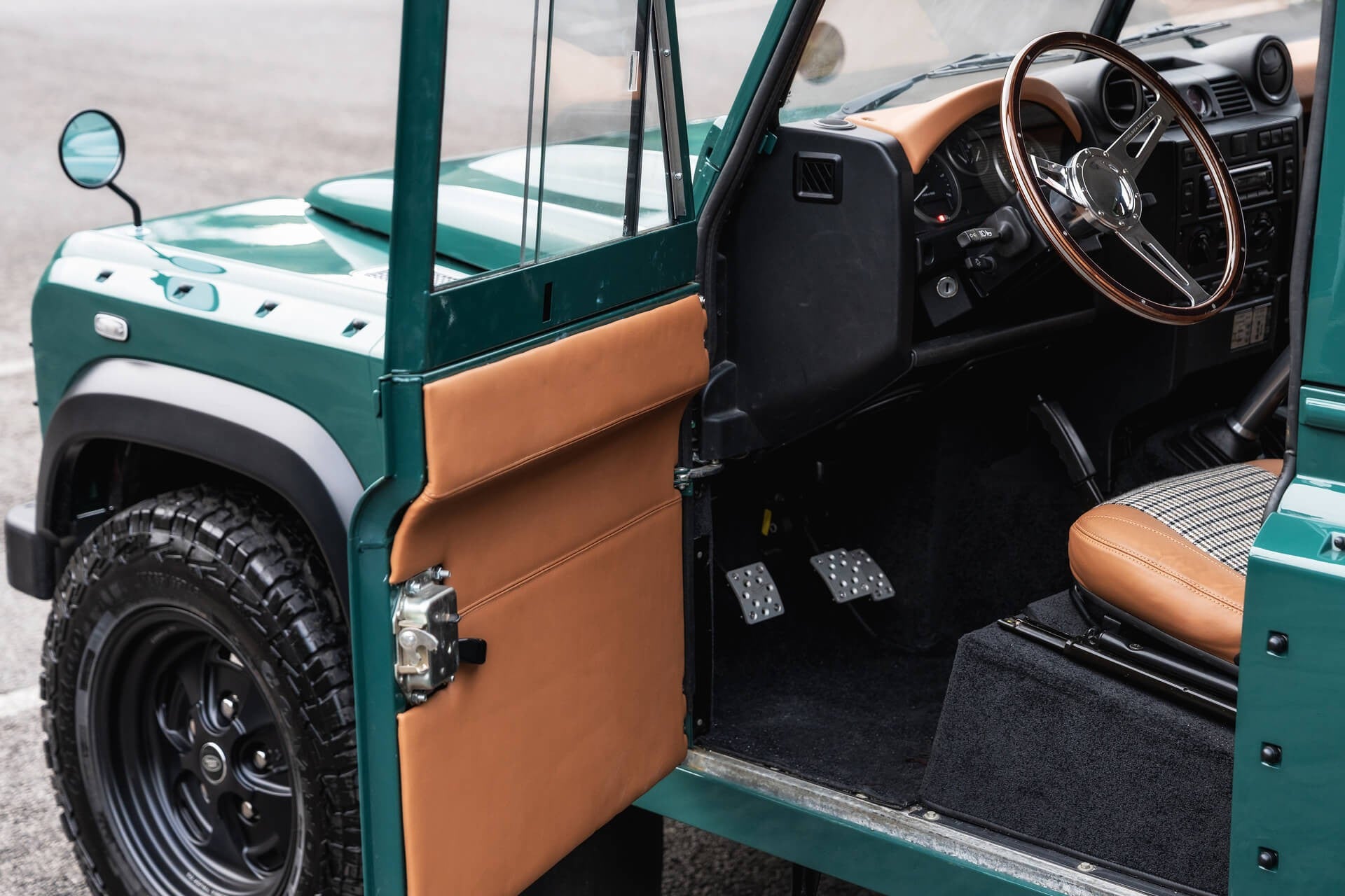 Land Rover Defender Gallery Image