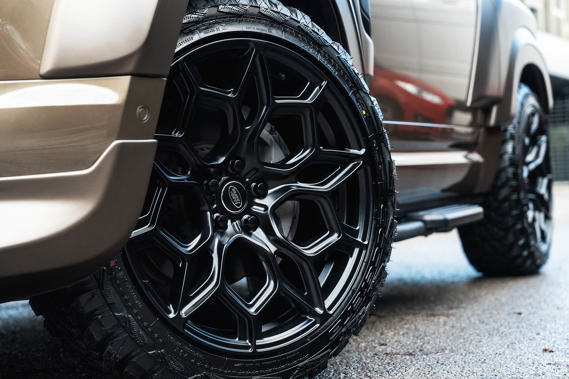 Land Rover Defender 90 P400 XS Edition Gallery Image