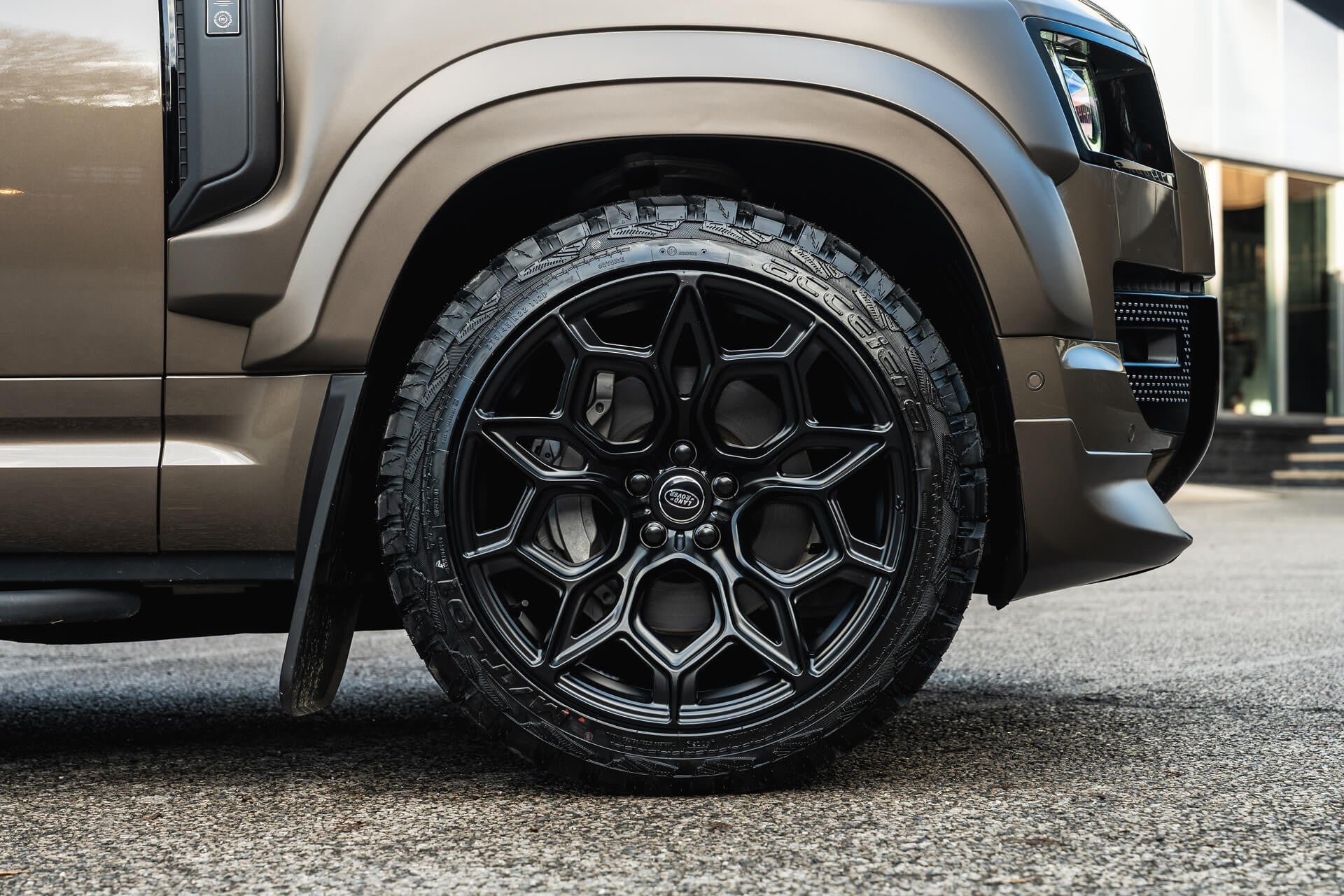 Land Rover Defender 90 P400 XS Edition Gallery Image