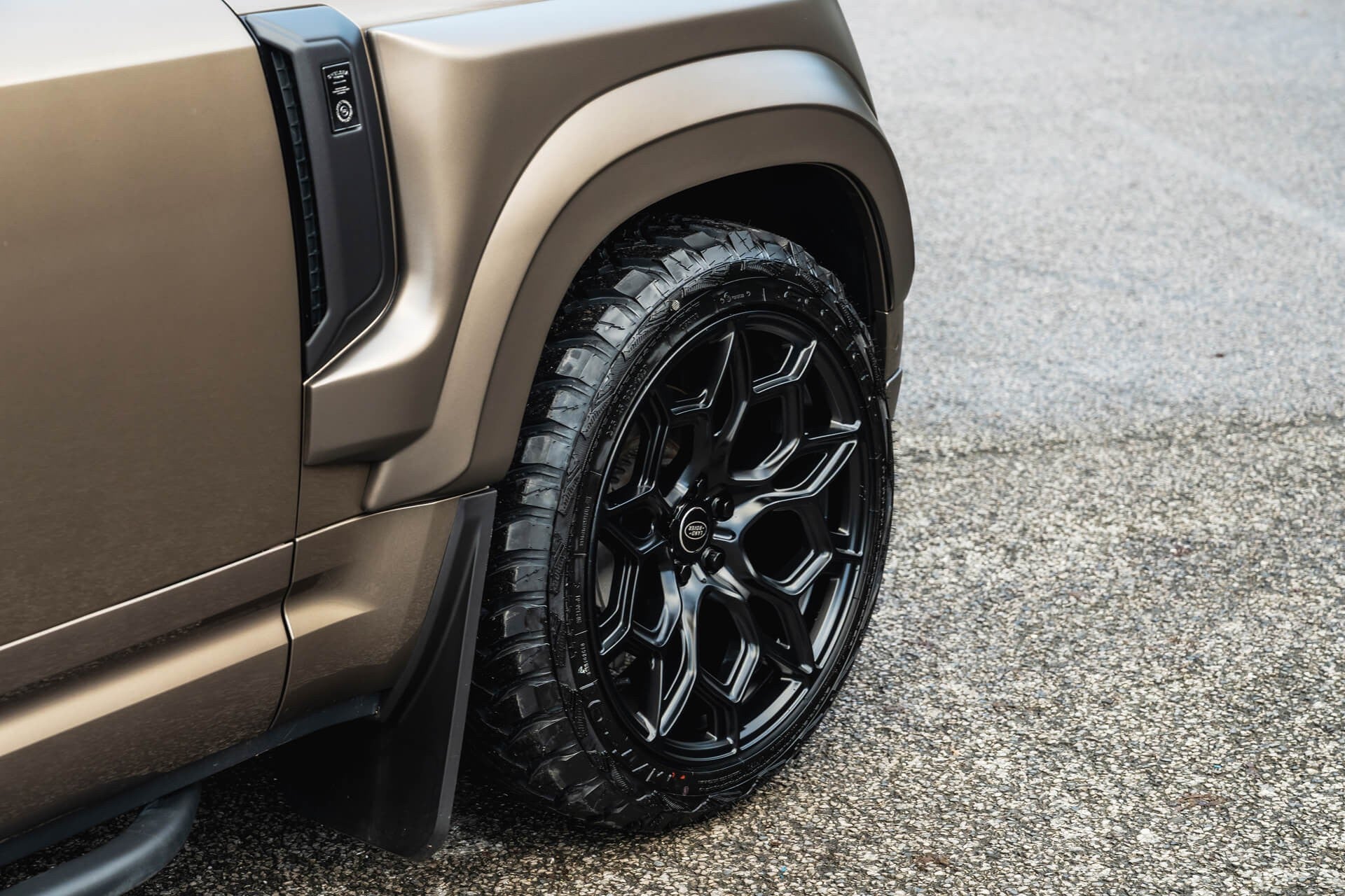 Land Rover Defender 90 P400 XS Edition Gallery Image