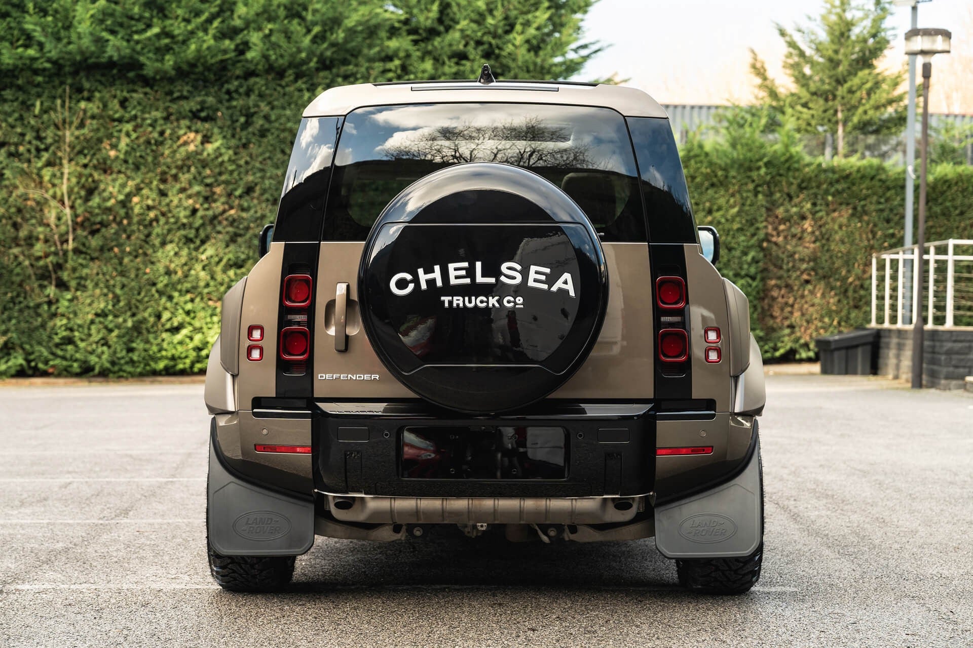 Land Rover Defender 90 P400 XS Edition Gallery Image