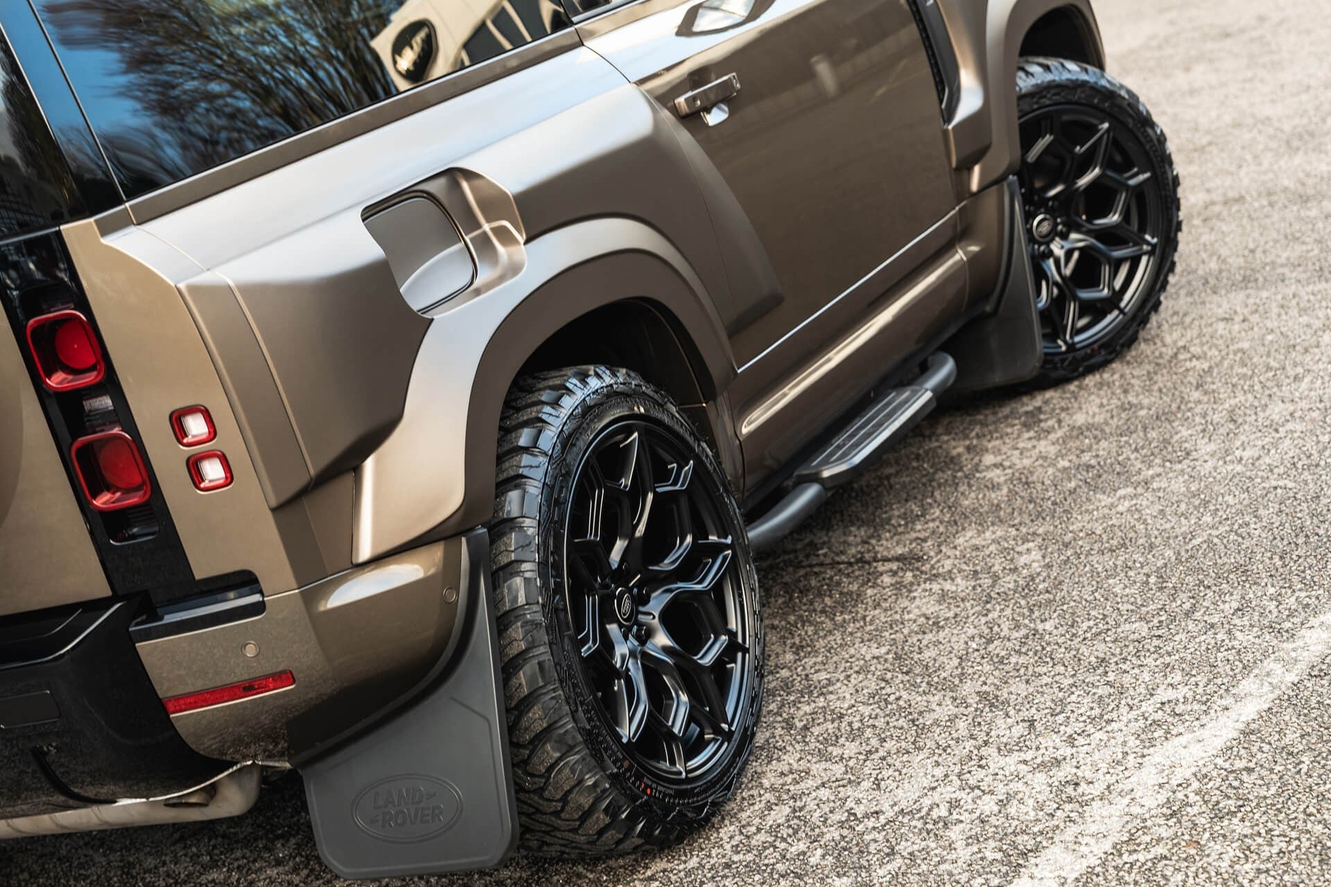 Land Rover Defender 90 P400 XS Edition Gallery Image