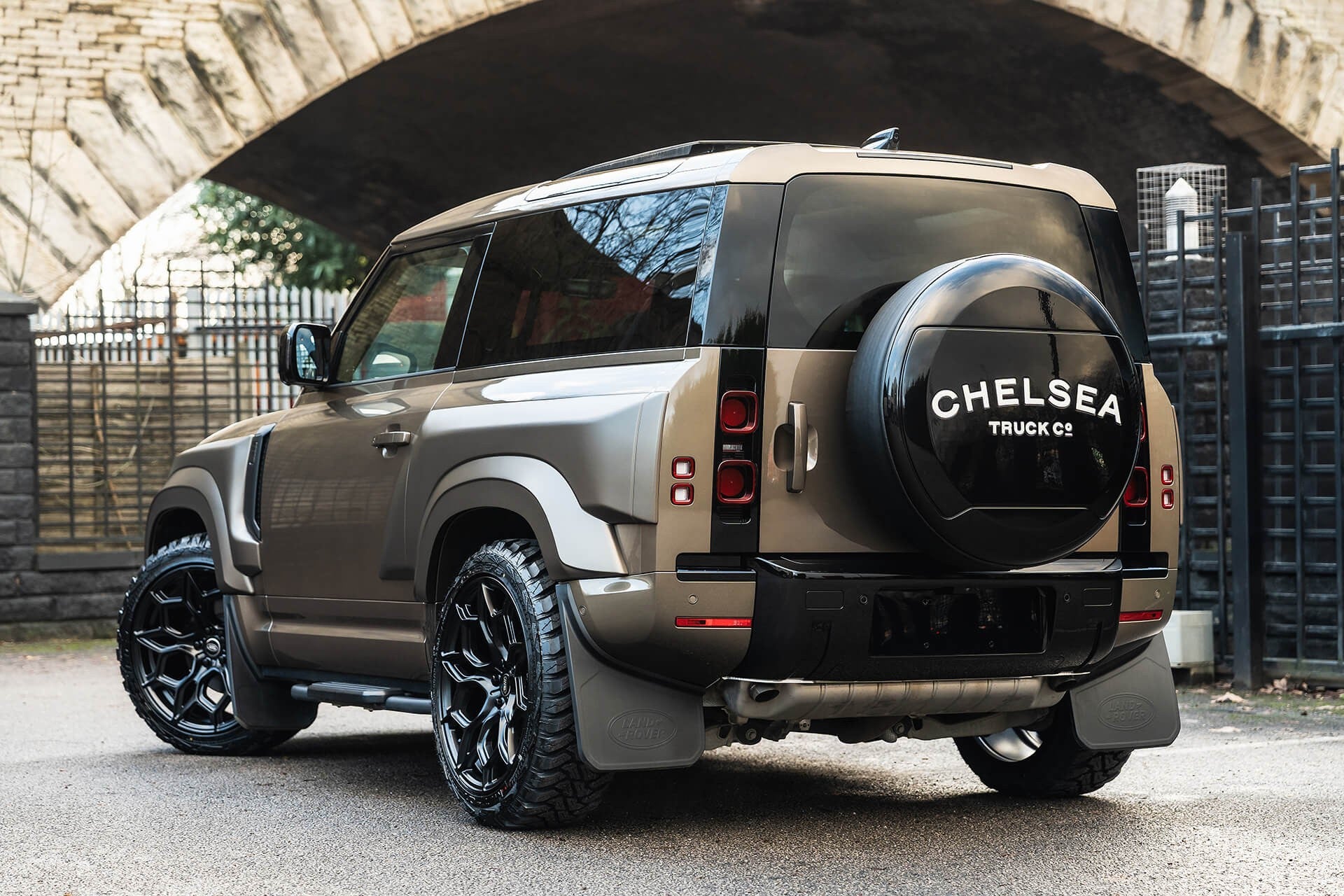 Land Rover Defender 90 P400 XS Edition Gallery Image