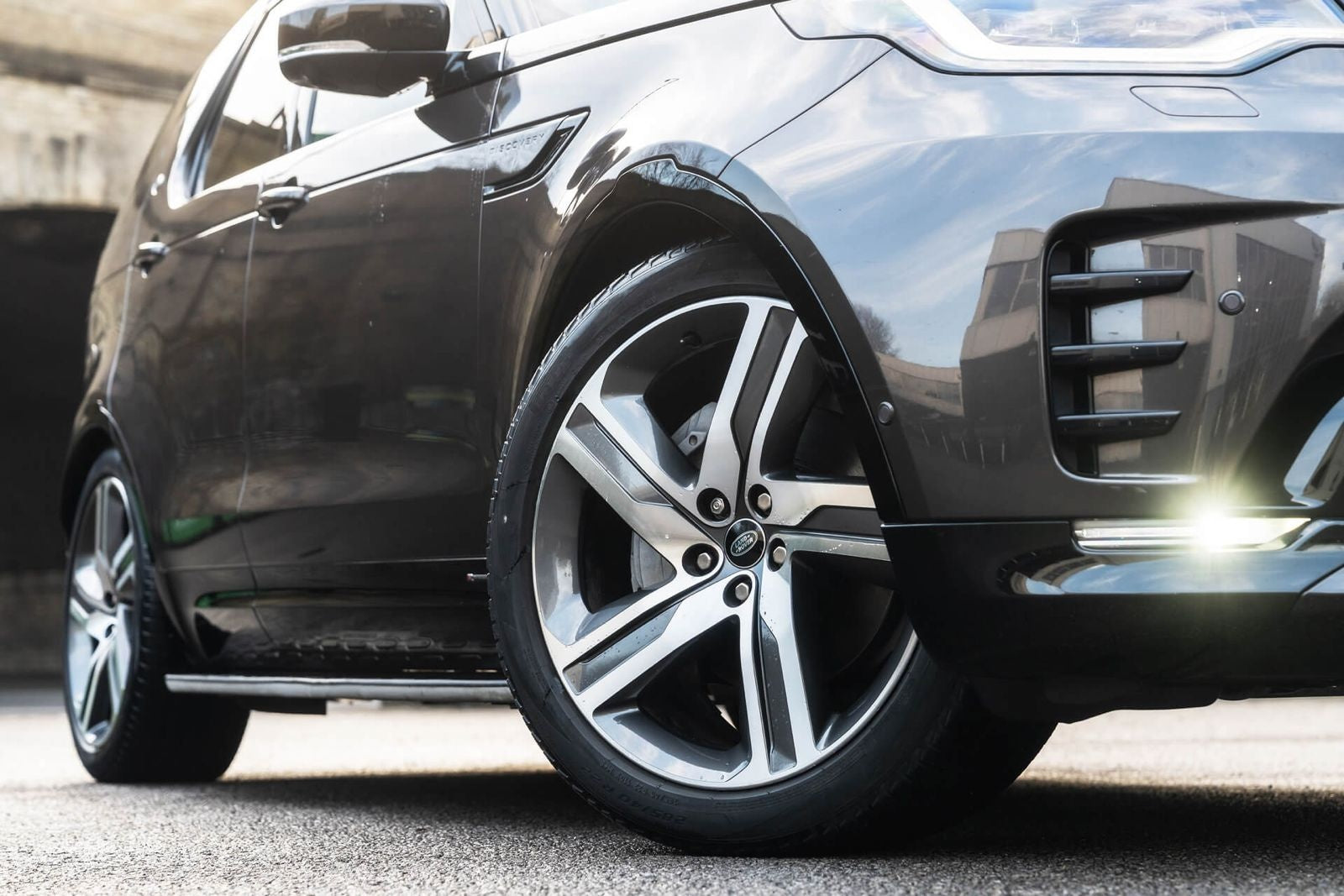 Land Rover Discovery Gallery Image