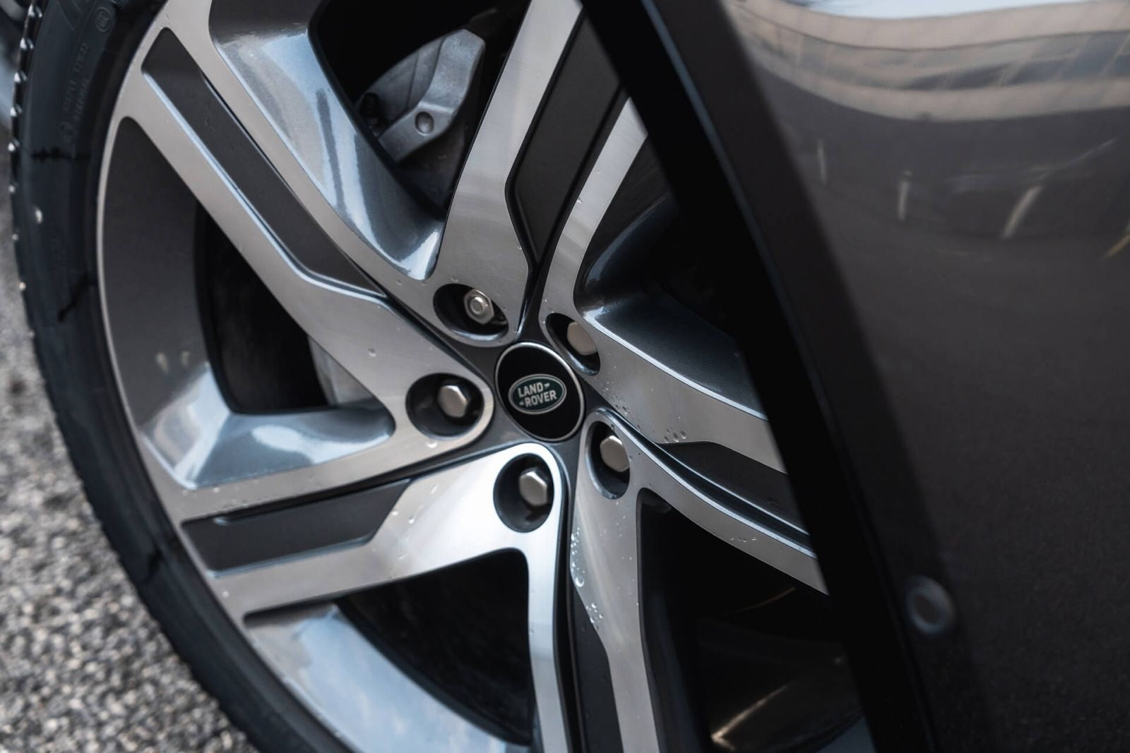 Land Rover Discovery Gallery Image