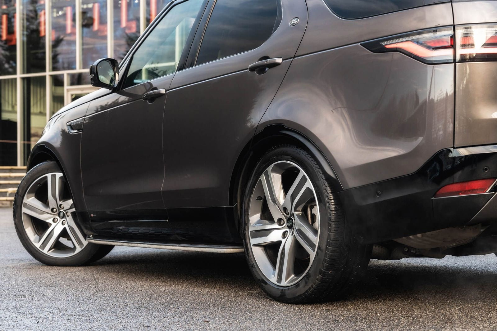 Land Rover Discovery Gallery Image