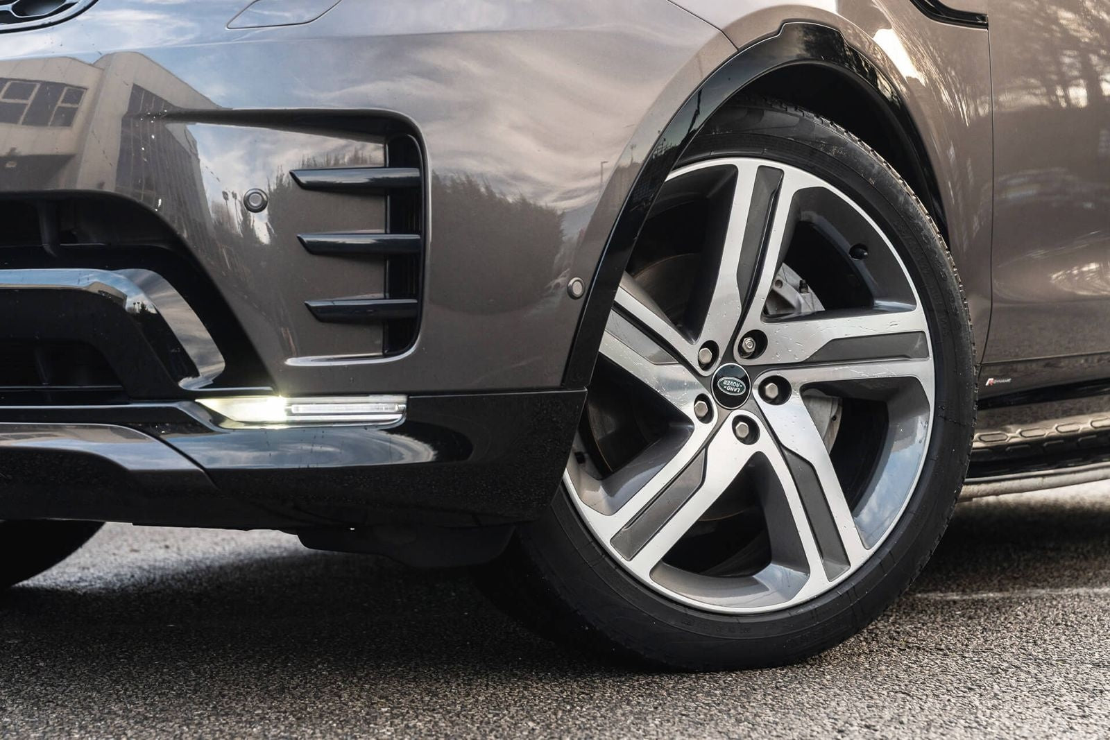 Land Rover Discovery Gallery Image