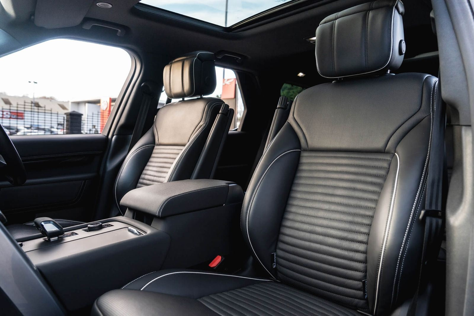 Land Rover Discovery Gallery Image