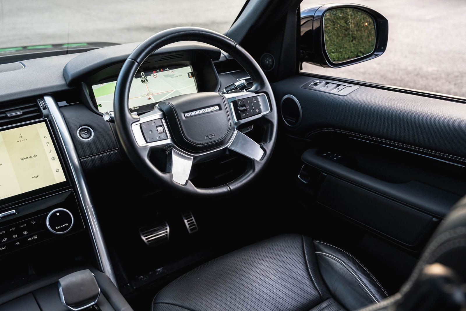 Land Rover Discovery Gallery Image