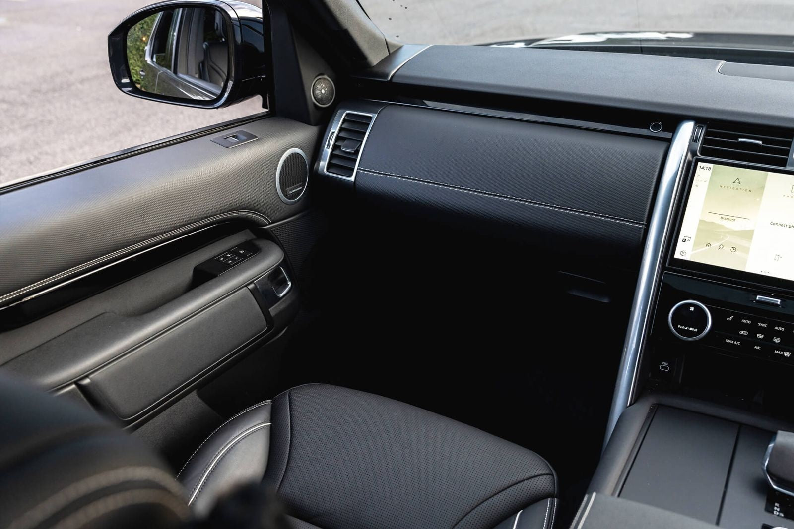 Land Rover Discovery Gallery Image