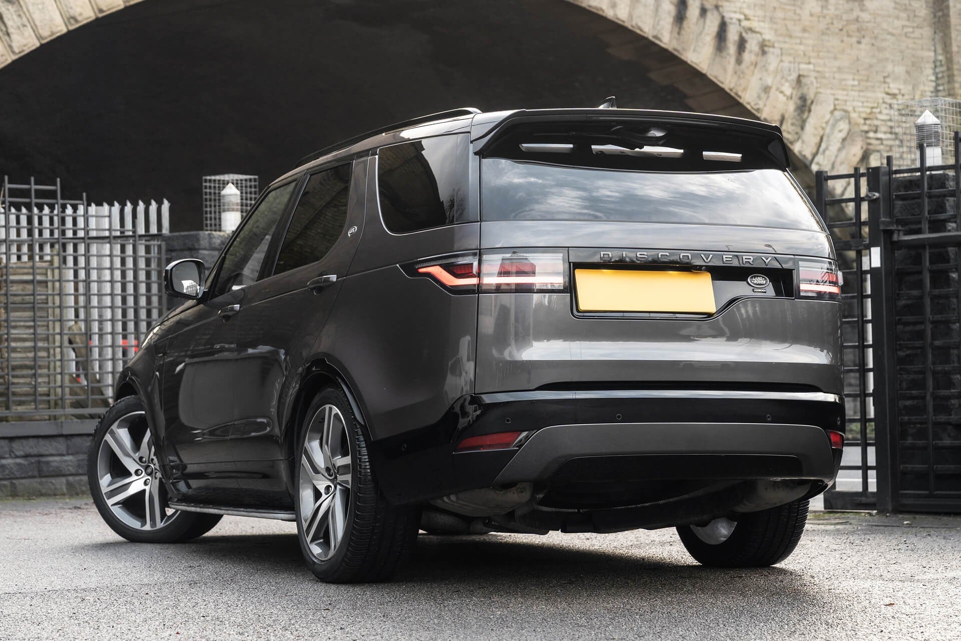 Land Rover Discovery Gallery Image