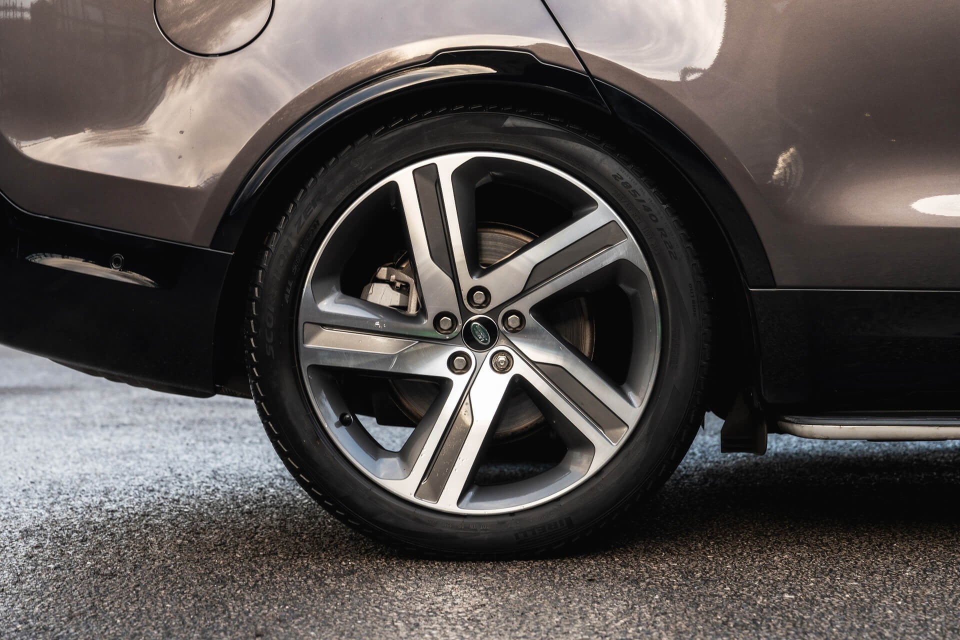 Land Rover Discovery Gallery Image