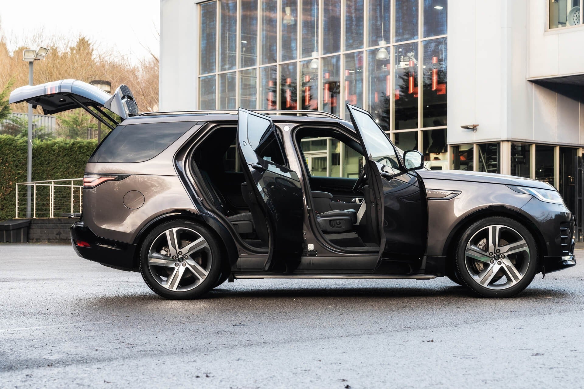 Land Rover Discovery Gallery Image