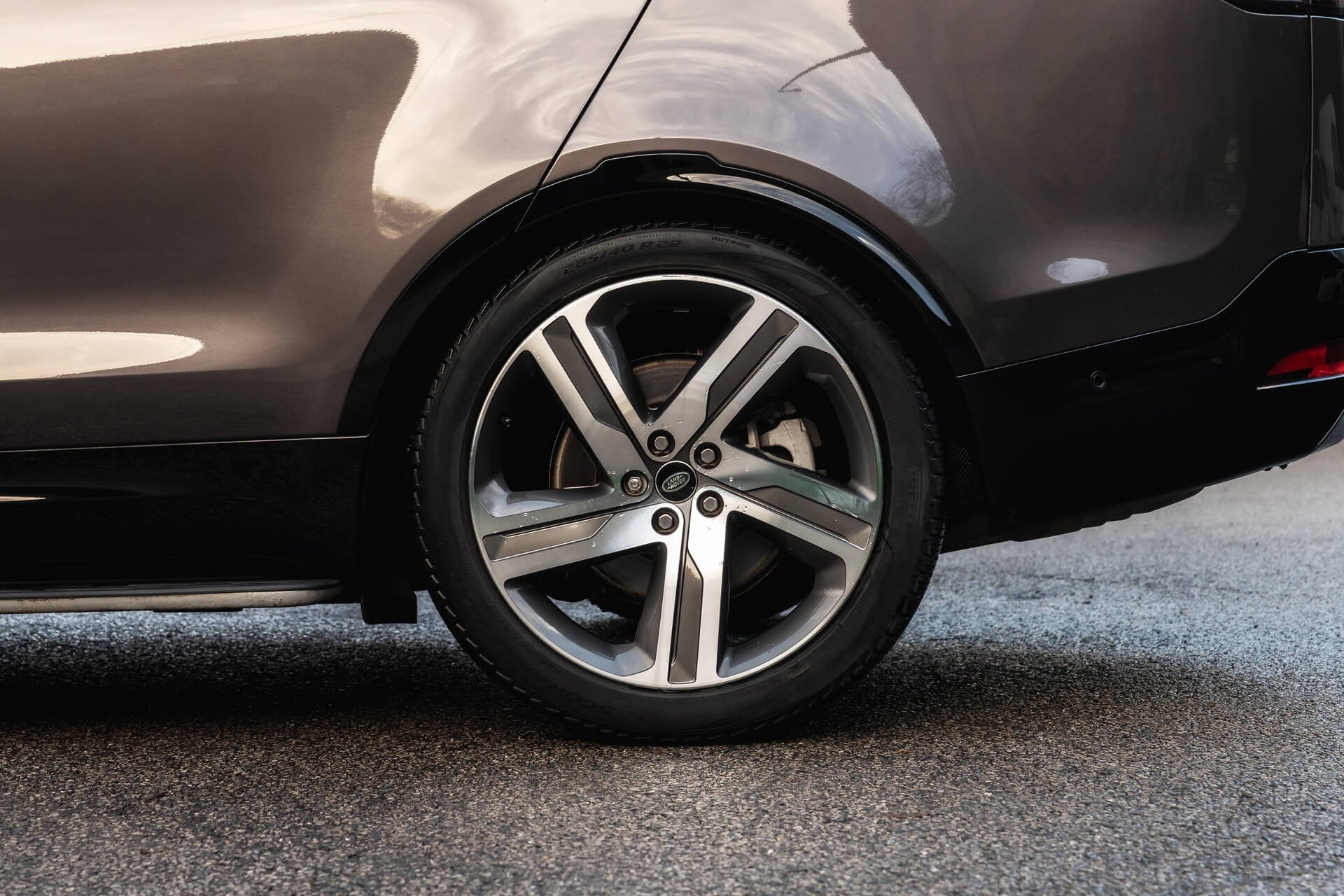 Land Rover Discovery Gallery Image