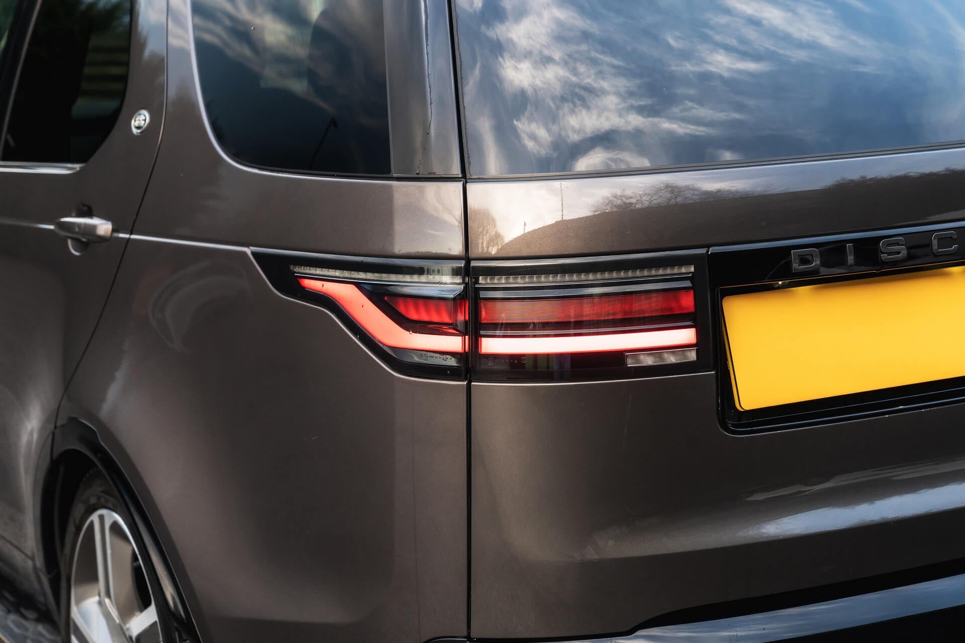 Land Rover Discovery Gallery Image