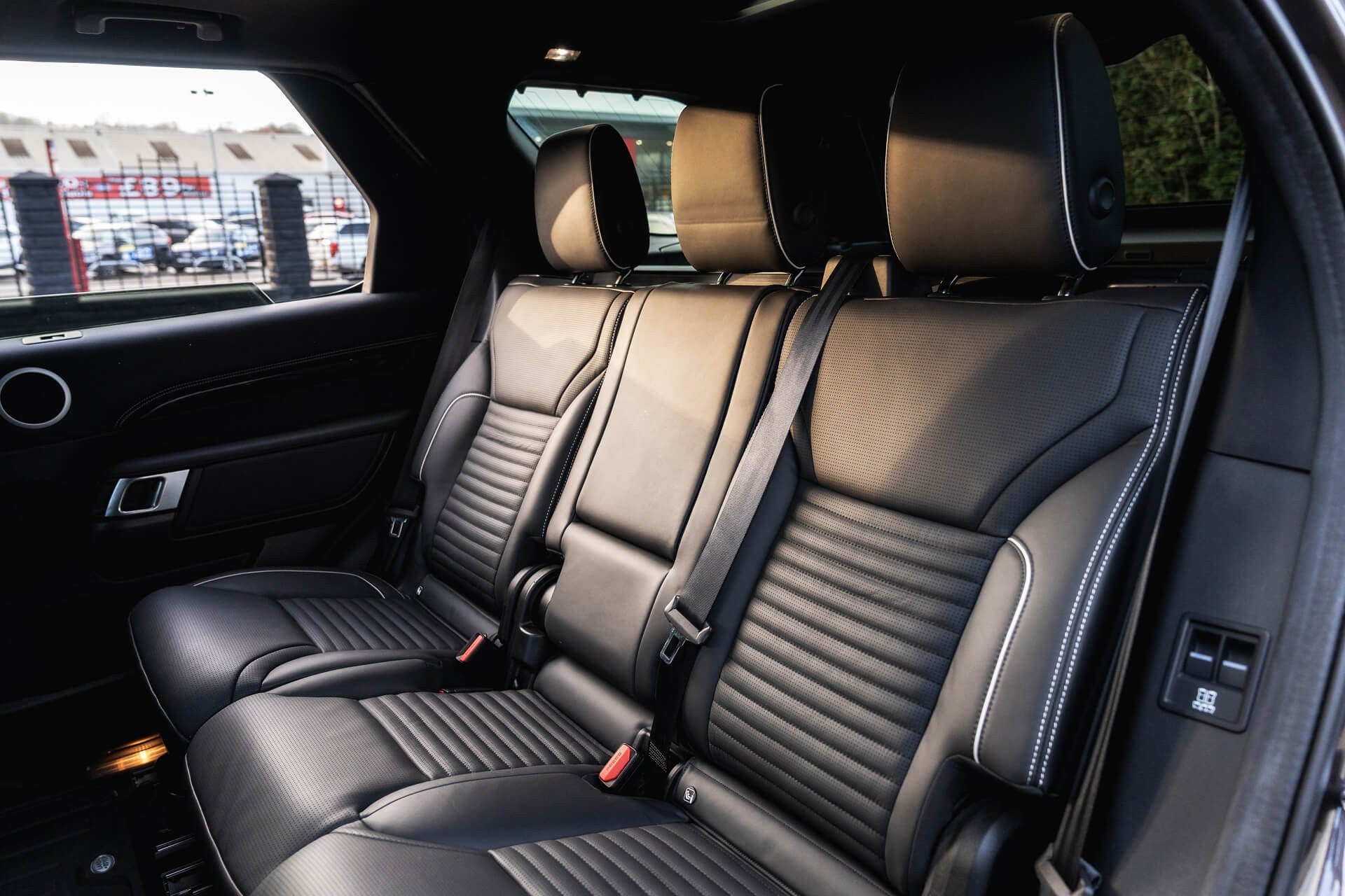 Land Rover Discovery Gallery Image