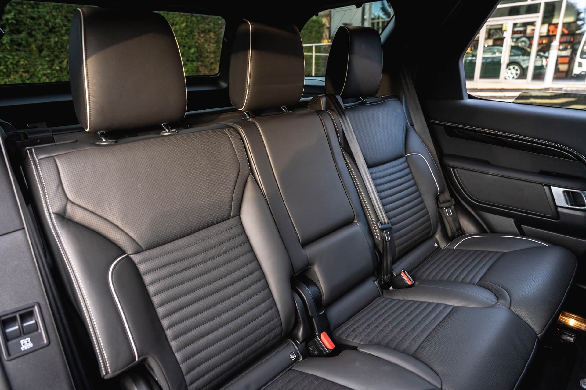 Land Rover Discovery Gallery Image