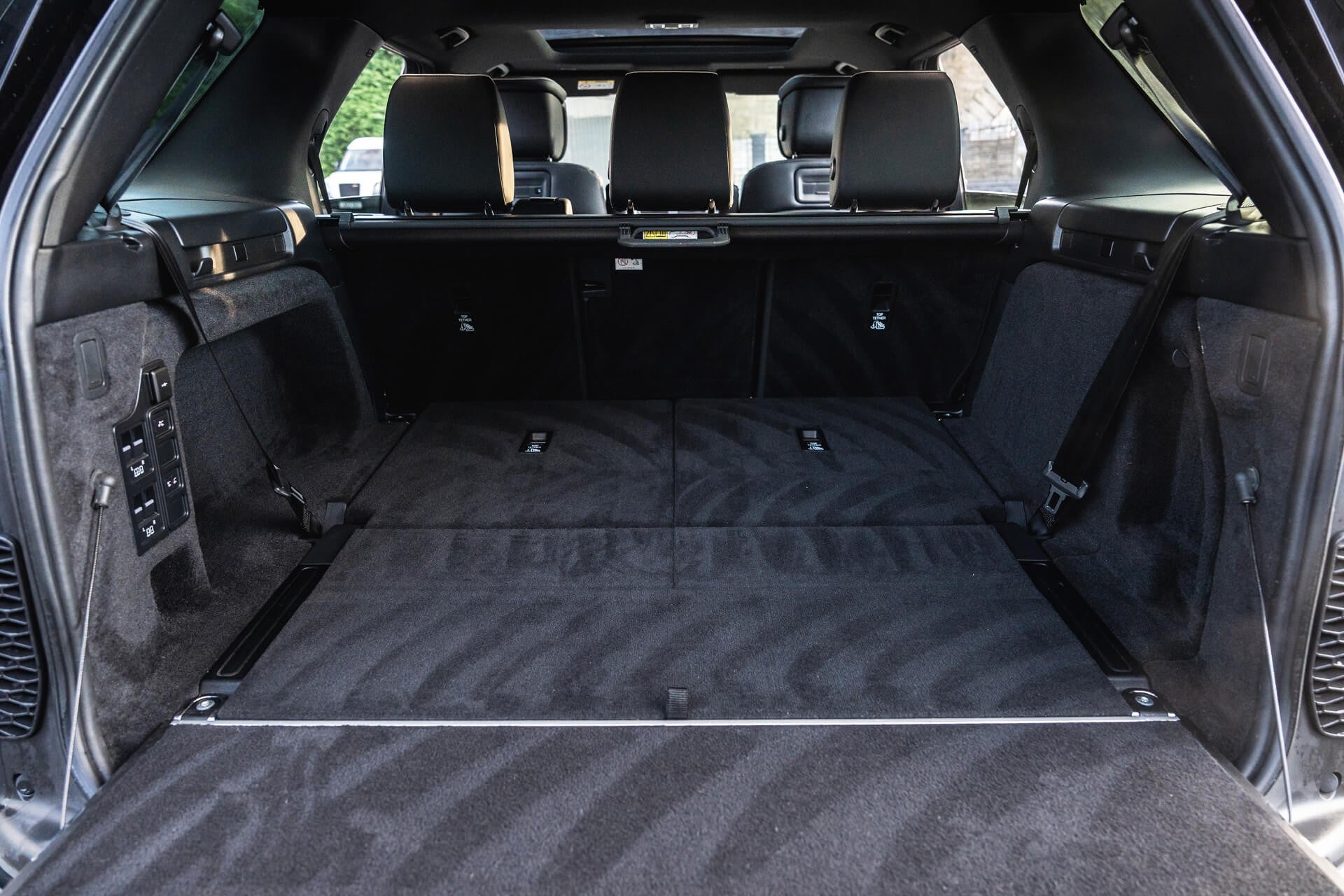 Land Rover Discovery Gallery Image