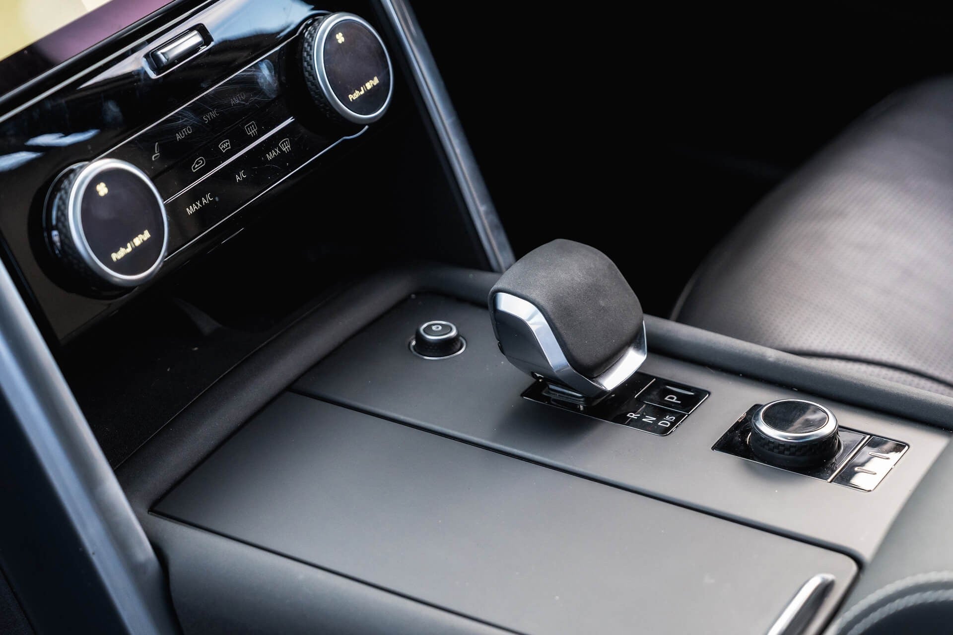 Land Rover Discovery Gallery Image