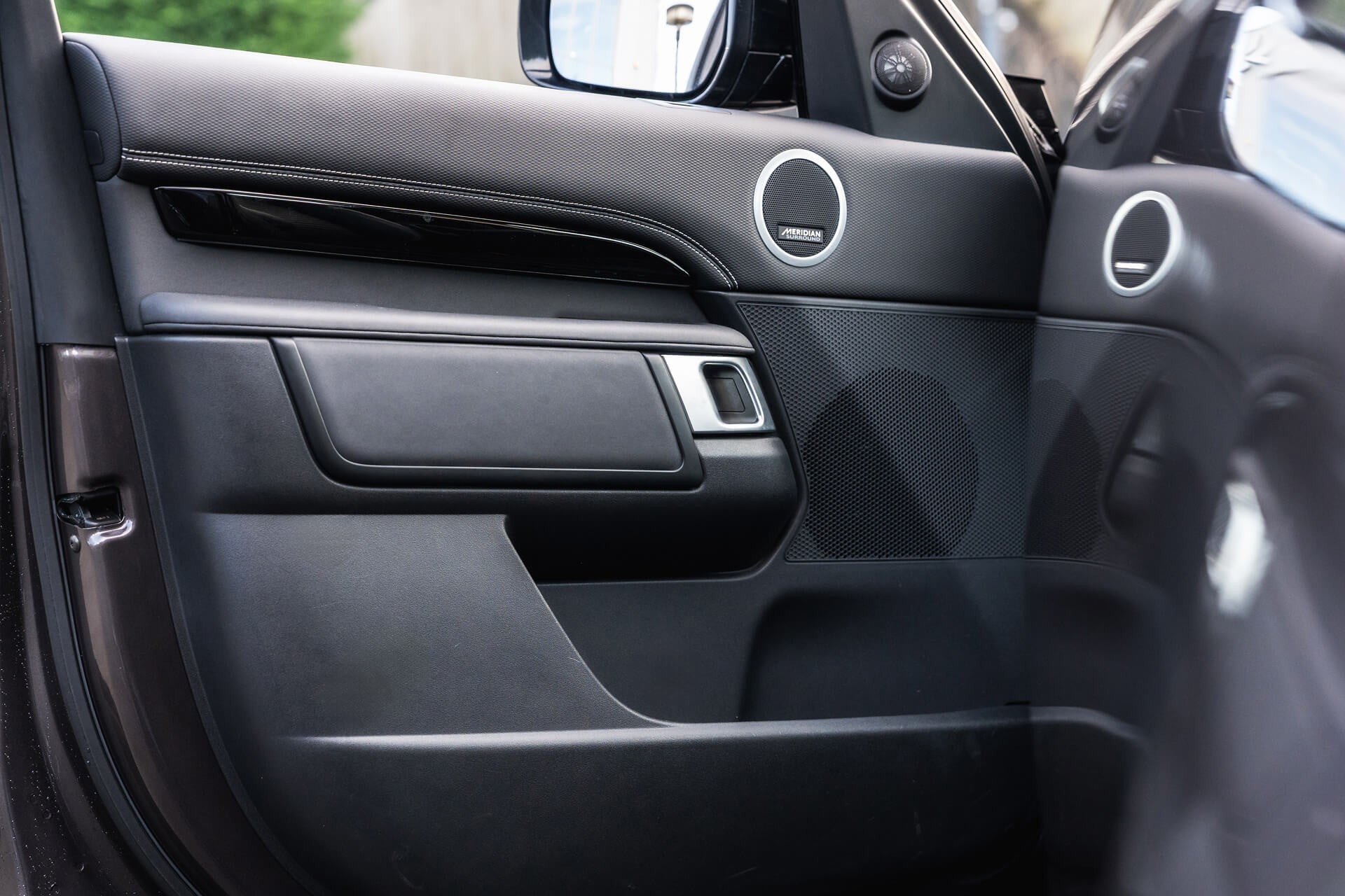 Land Rover Discovery Gallery Image