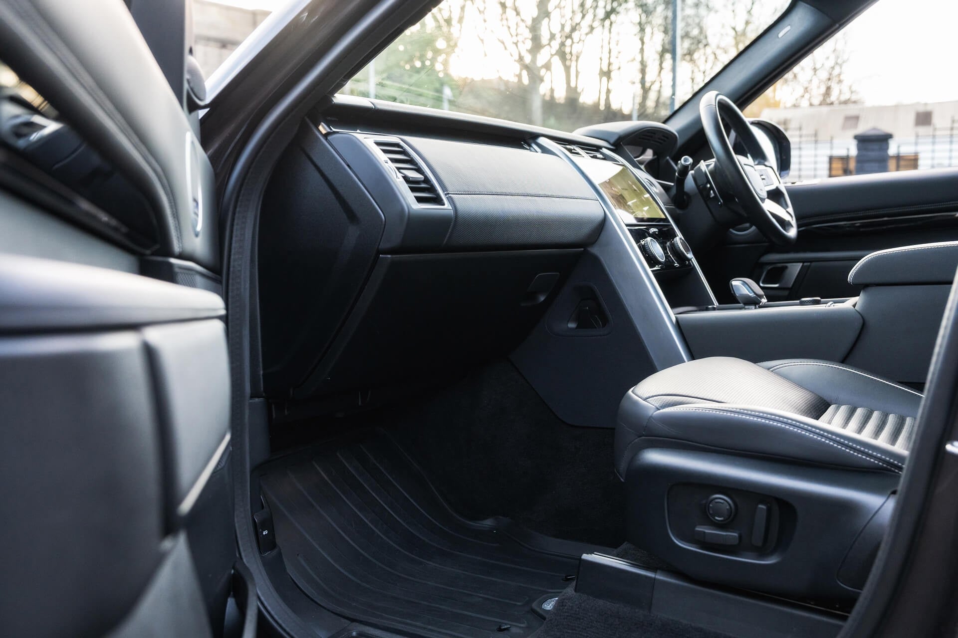 Land Rover Discovery Gallery Image