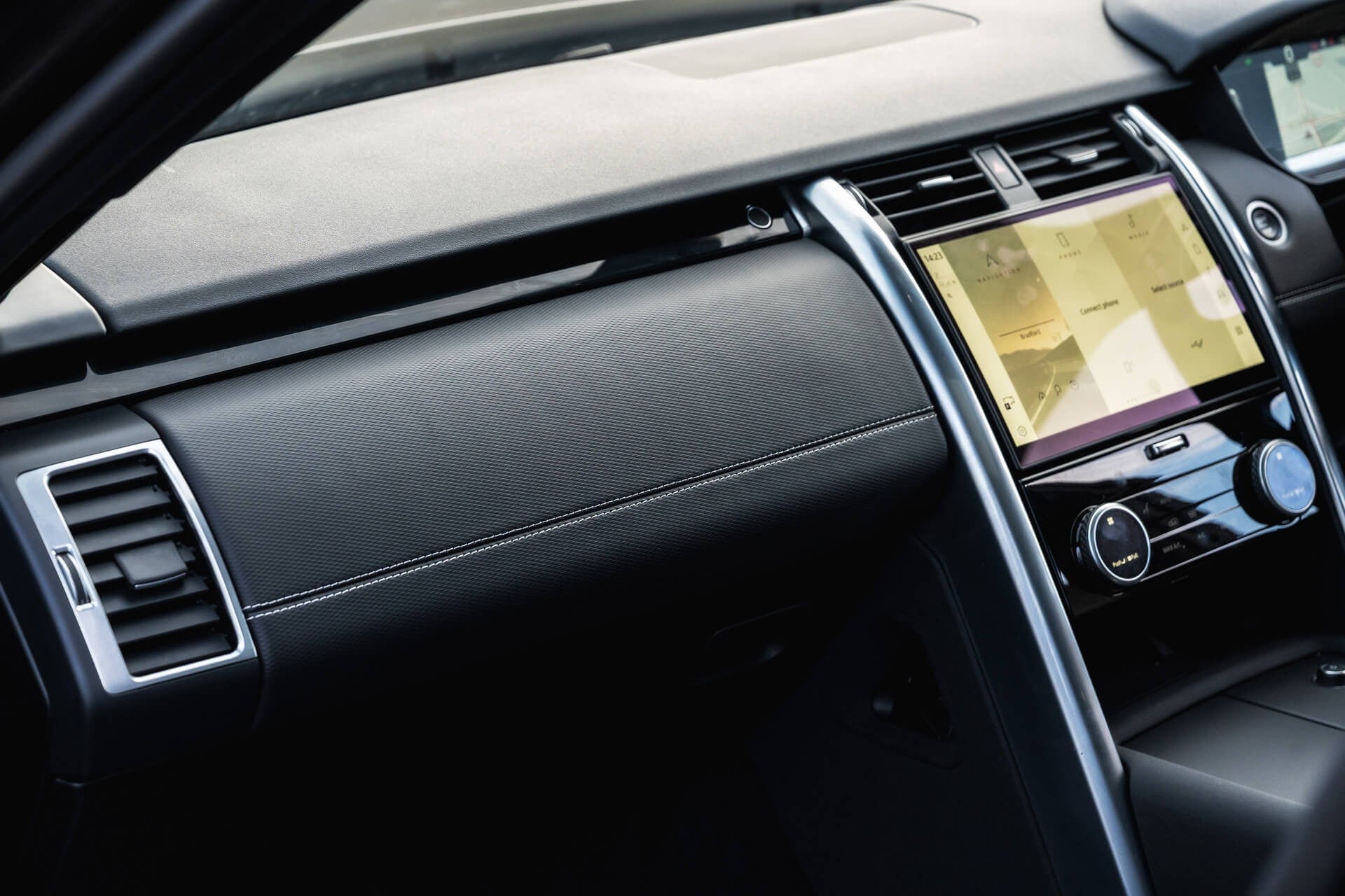 Land Rover Discovery Gallery Image