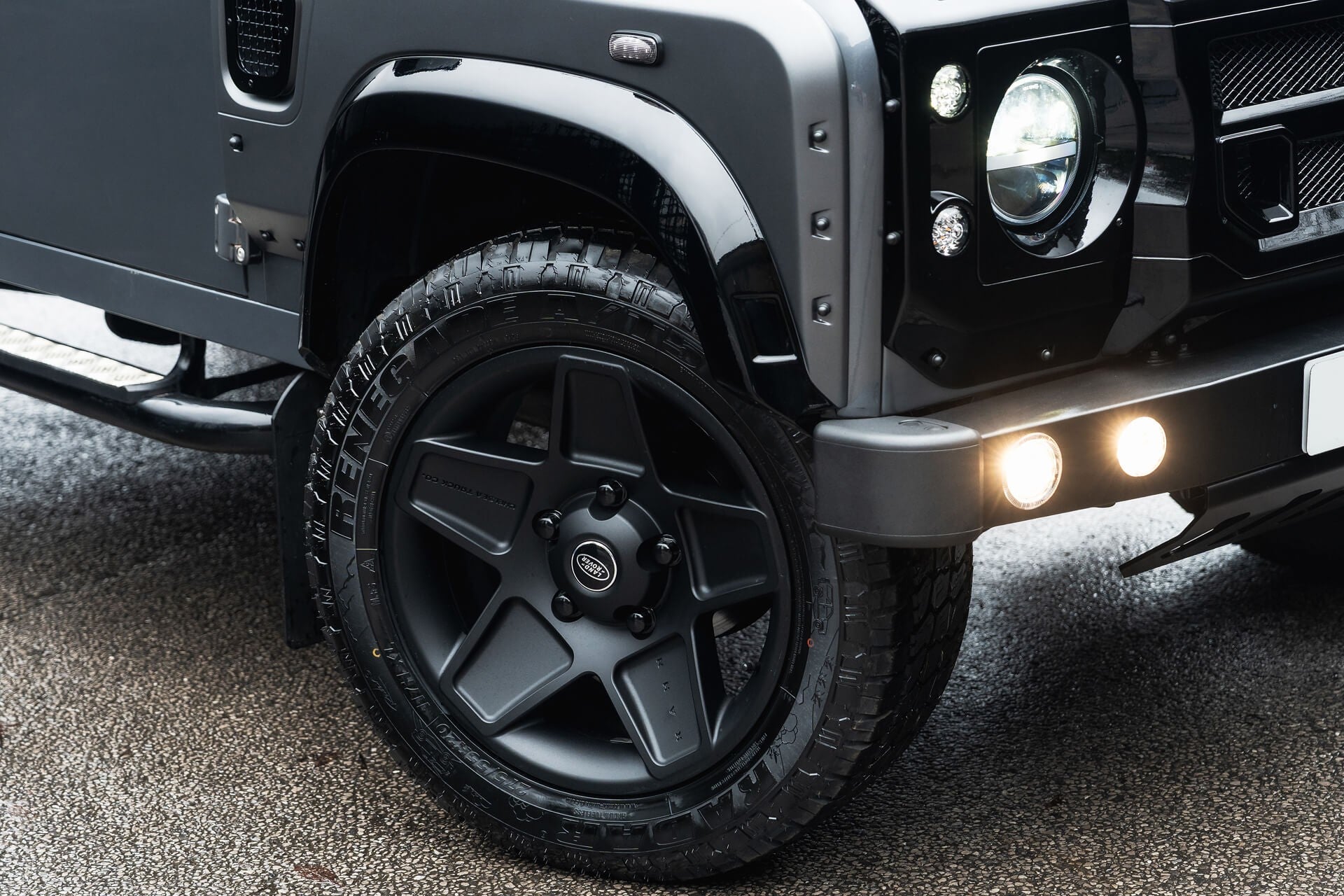 Land Rover Defender 2.2 TDCI 90 XS Gallery Image