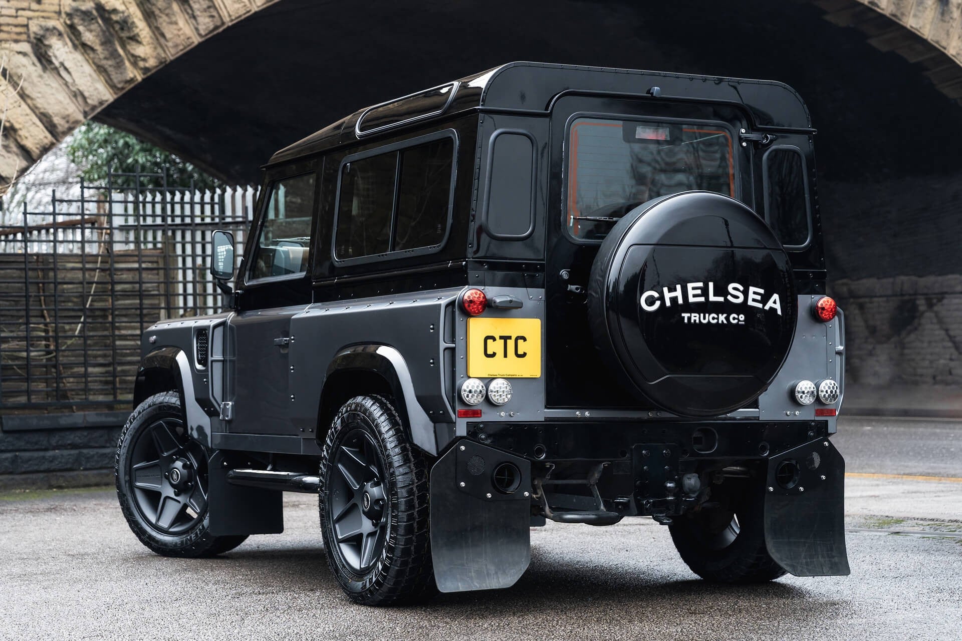 Land Rover Defender 2.2 TDCI 90 XS Gallery Image