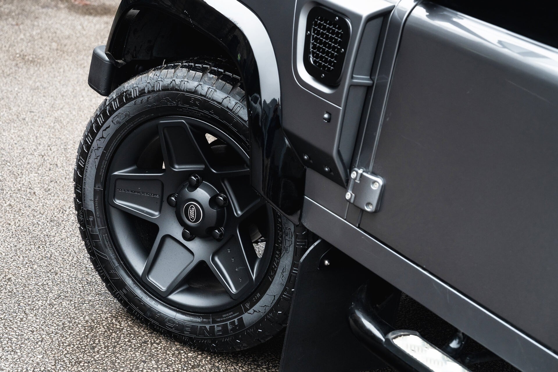 Land Rover Defender 2.2 TDCI 90 XS Gallery Image