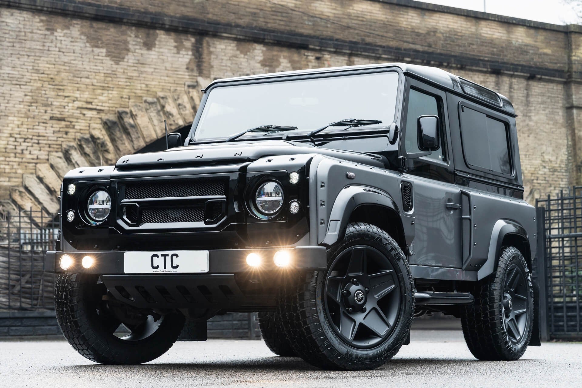 Land Rover Defender 2.2 TDCI 90 XS Gallery Image