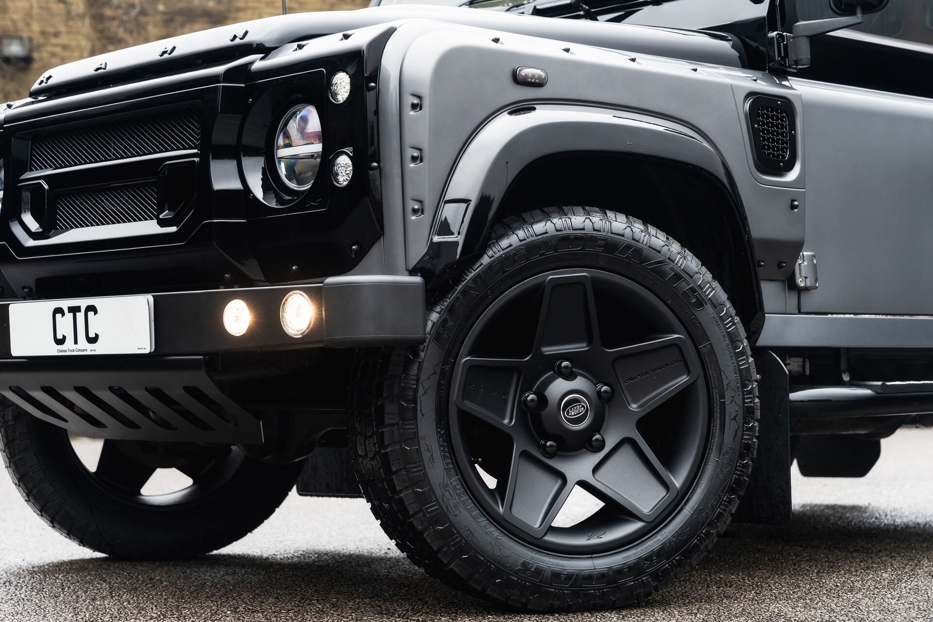 Land Rover Defender 2.2 TDCI 90 XS Gallery Image