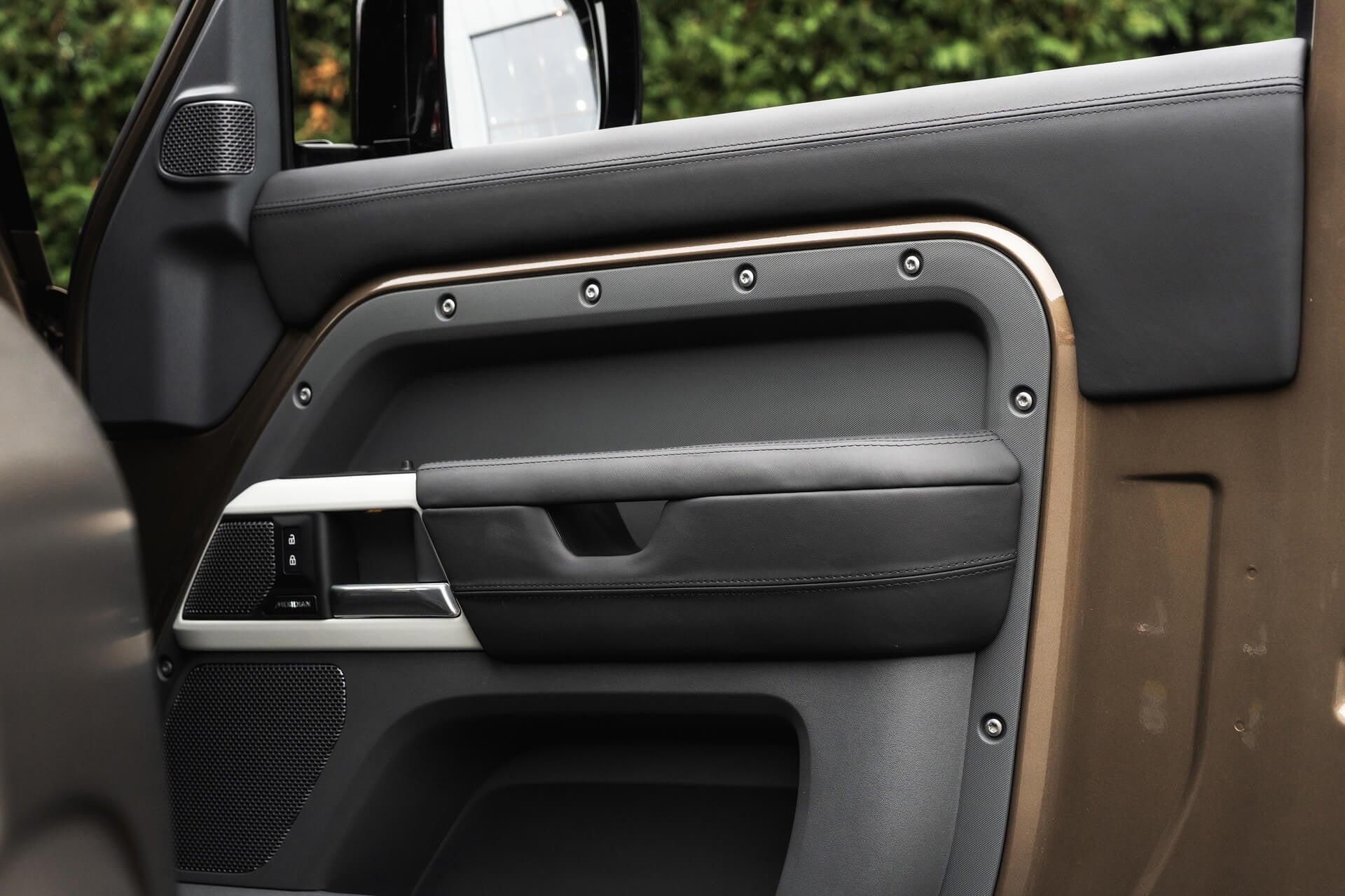 Land Rover Defender 90 P400 XS Edition Gallery Image