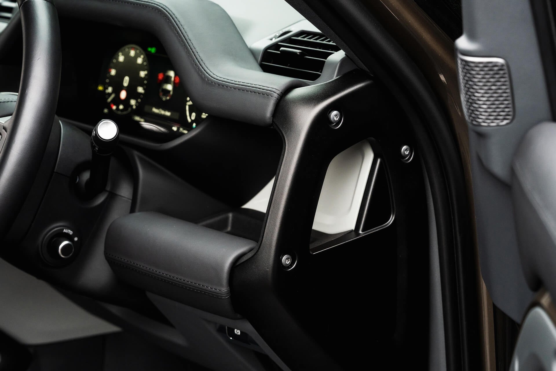 Land Rover Defender 90 P400 XS Edition Gallery Image