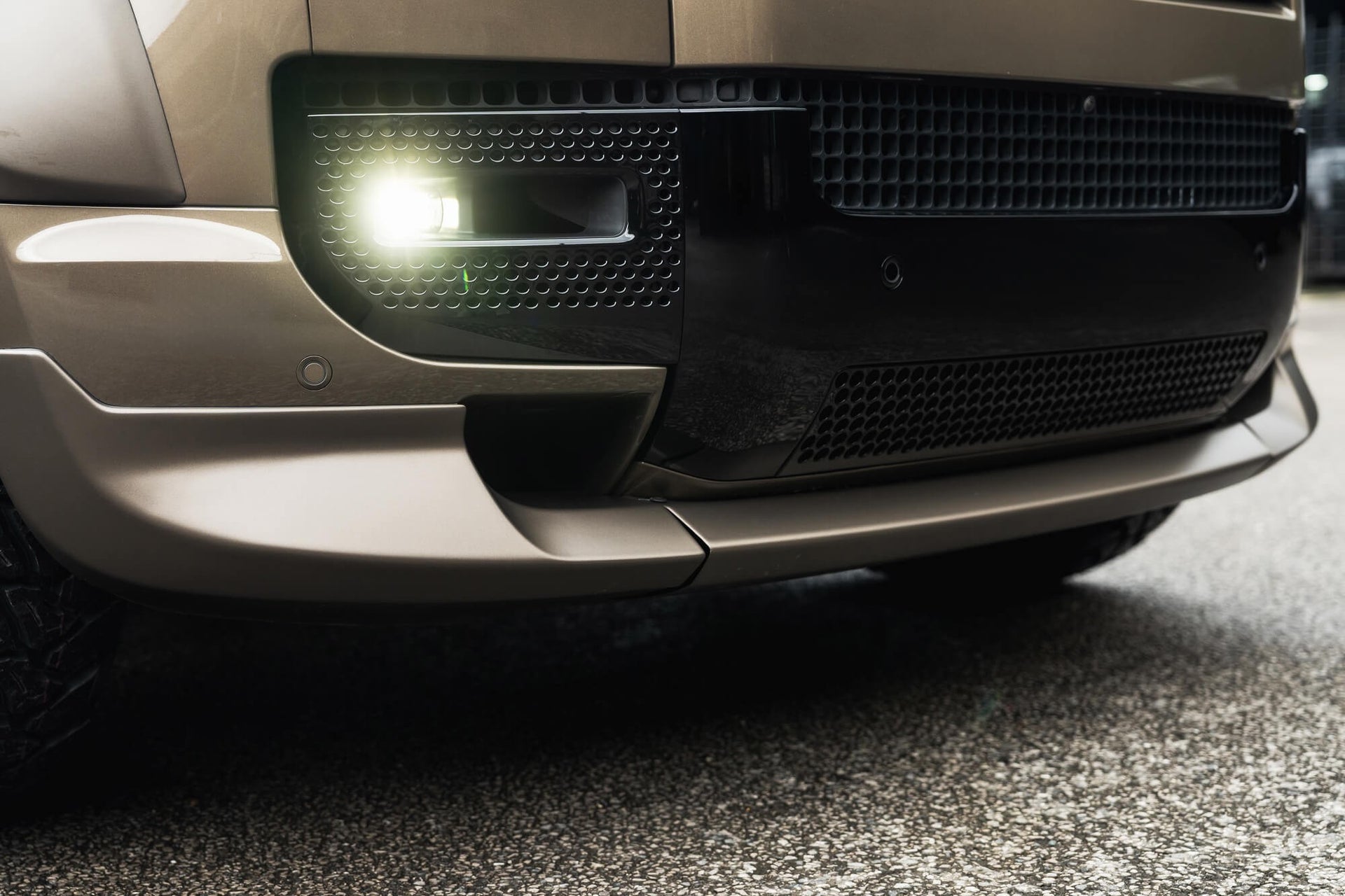 Land Rover Defender 90 P400 XS Edition Gallery Image