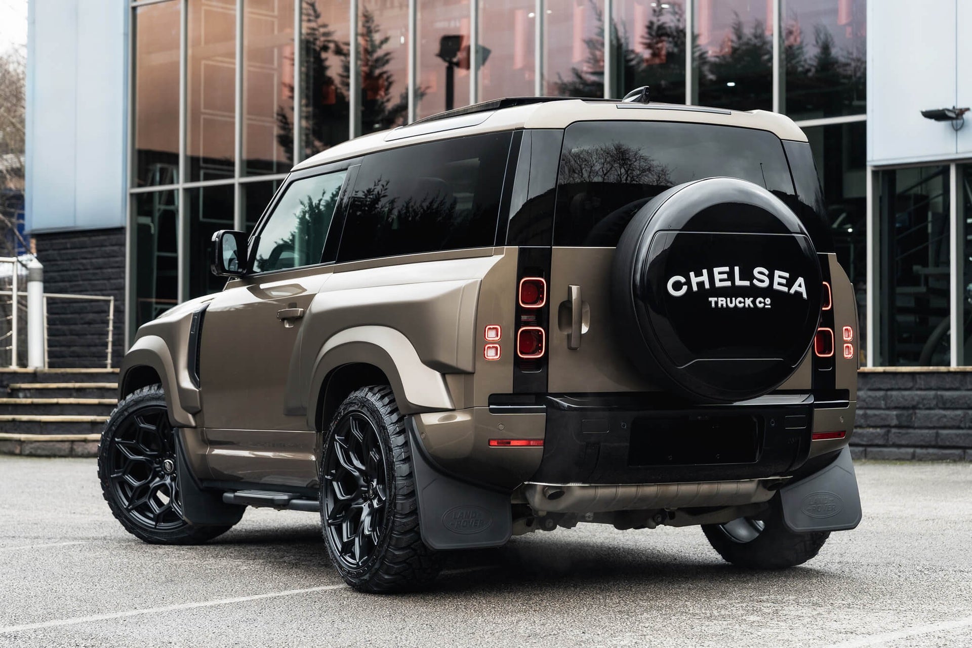 Land Rover Defender 90 P400 XS Edition Gallery Image